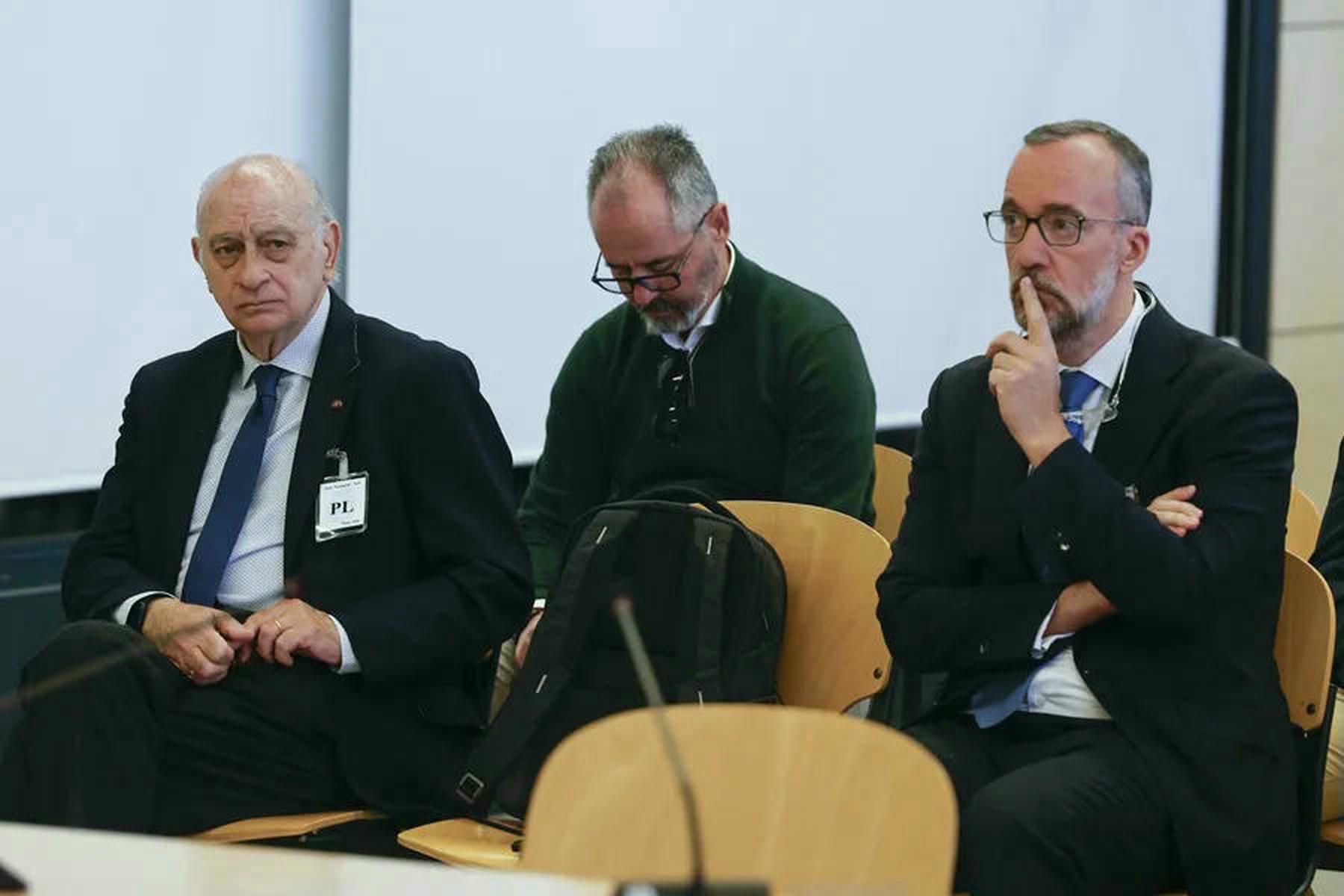 El exministro de Interior con el PP Jorge Fernández Díaz (i) y su número dos, Francisco Martínez (s), ex secretario de Estado de Seguridad, en el banquillo.