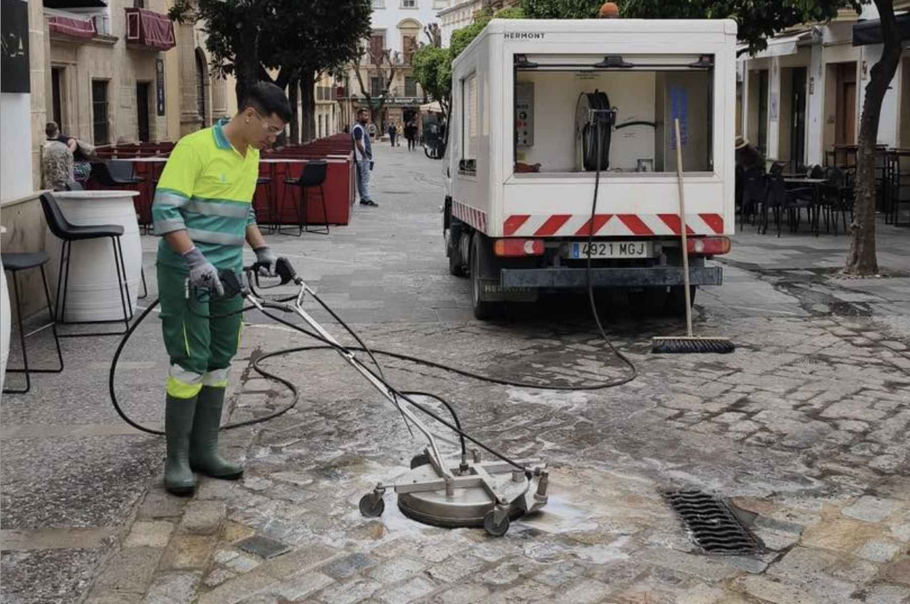 Un trabajador del servicio de limpieza de Jerez, trabajando en la calle Consistorio en la retirada de cera. Un trabajador del servicio de limpieza de Jerez, trabajando en la calle Consistorio en la retirada de cera.