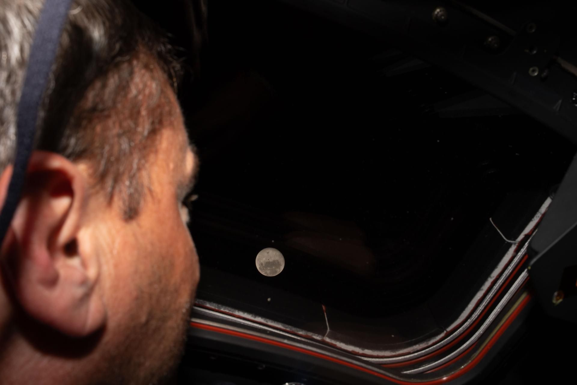 Uno de los astronautas contempla en las pasdas horas la Luna desde la nave.