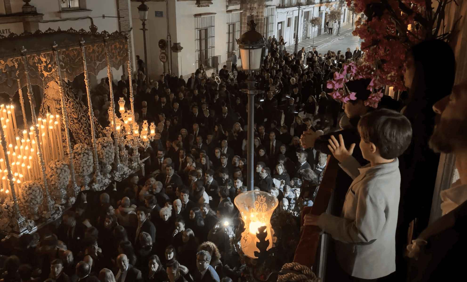 El pequeño Lucas, cantándole una saeta a la Virgen de la Soledad.
