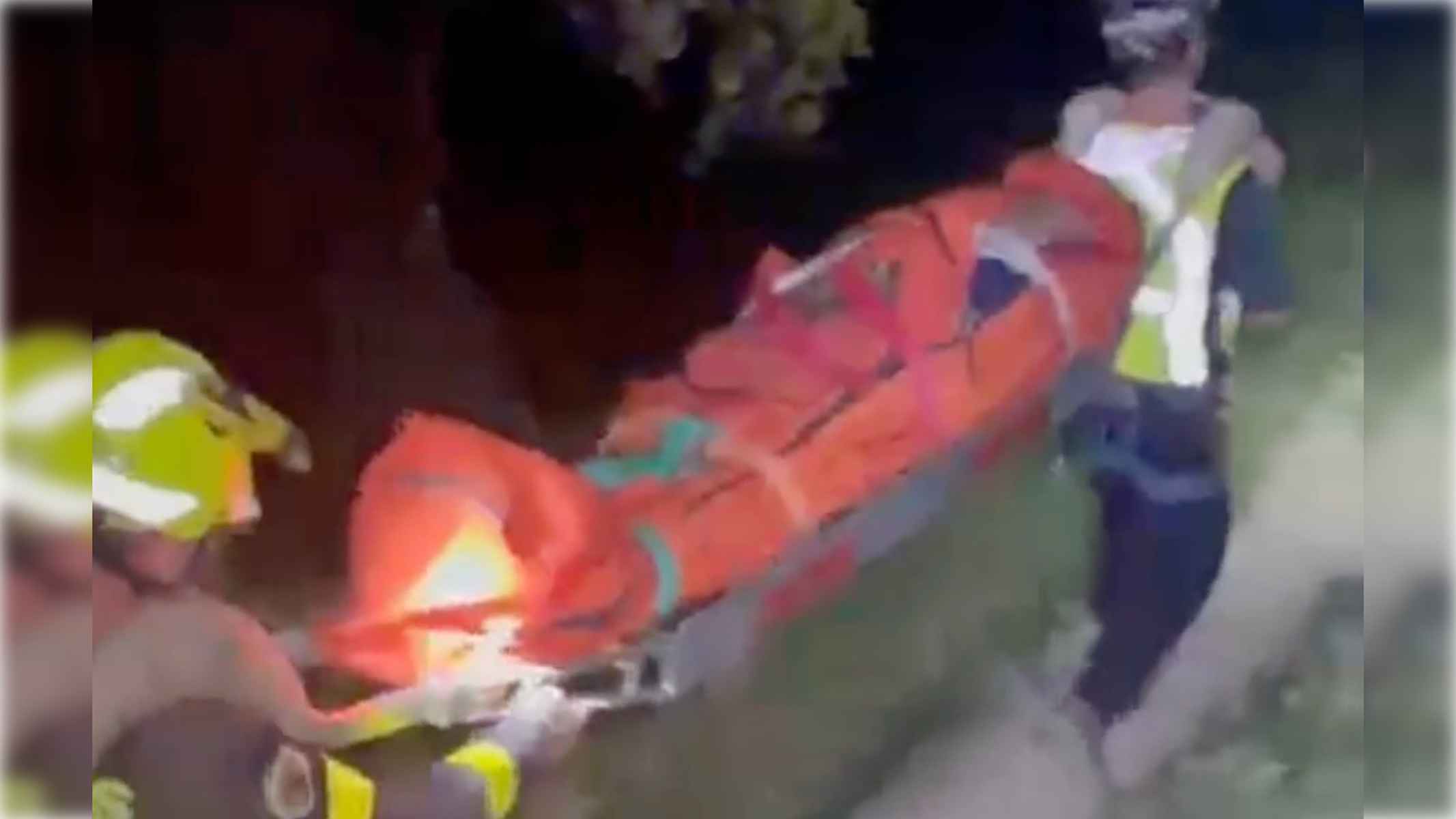 El hombre de 93 años, evacuado tras el rescate. El hombre de 93 años, evacuado tras el rescate.