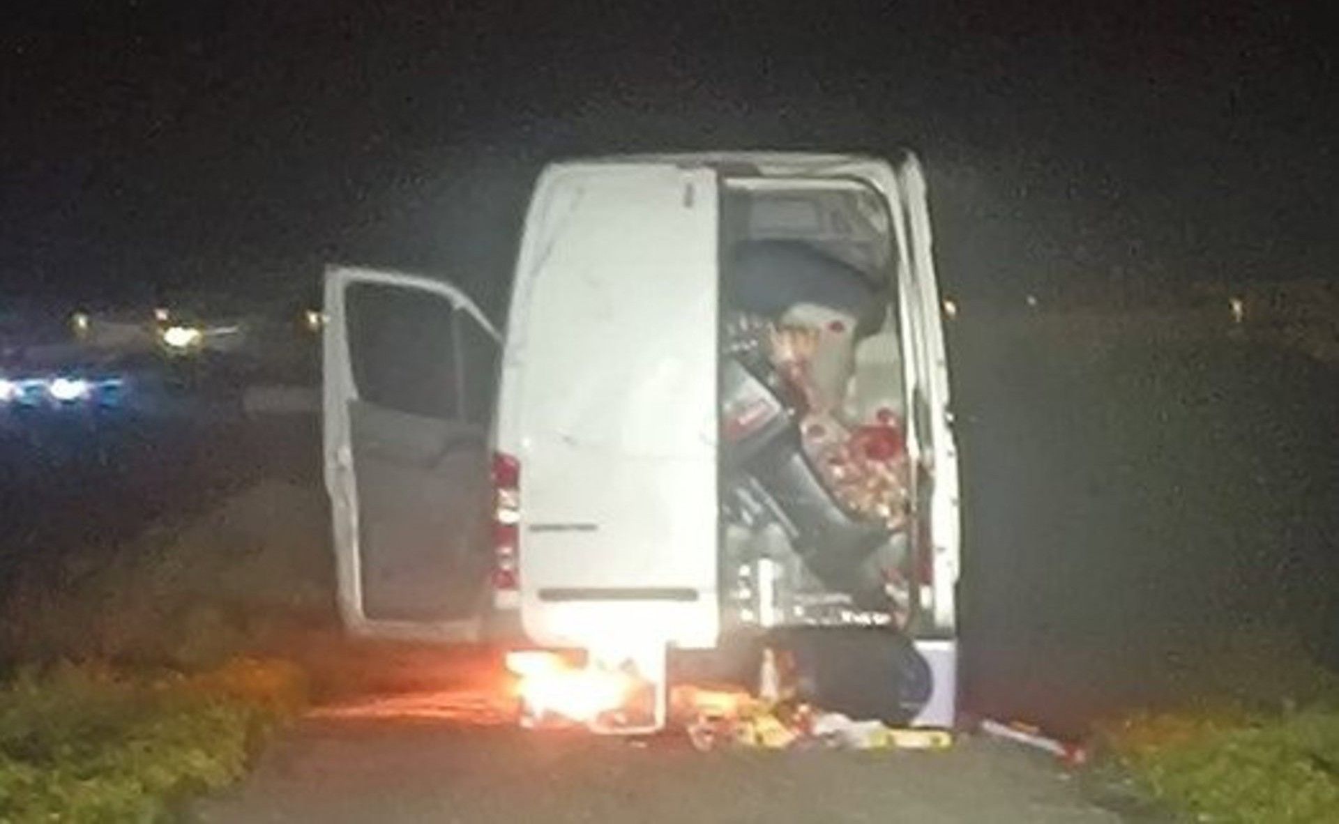 Una de las furgonetas llenas de petacas. Una de las furgonetas llenas de petacas.