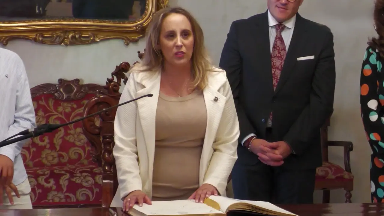 Maria Zarzuela, cuando fue nombrada cartera real, en el Ayuntamiento. Maria Zarzuela, cuando fue nombrada cartera real, en el Ayuntamiento.