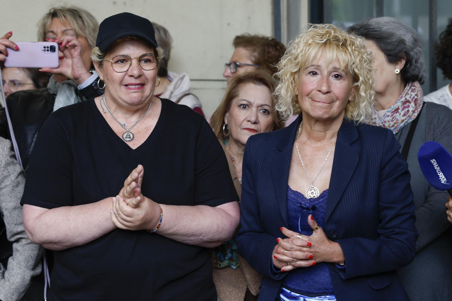Ángela Claverol y Anabel en los juzgados este martes.