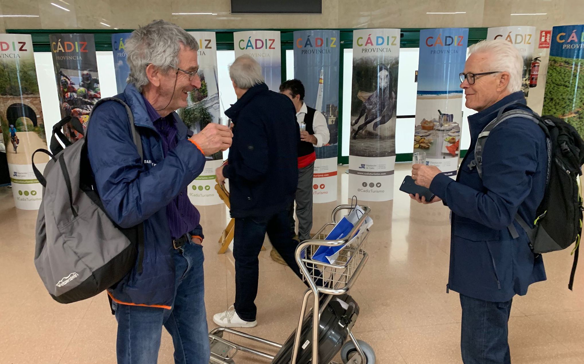 Pasajeros del vuelo procedente de Berna, Suiza, llegan al aeropuerto de Jerez.