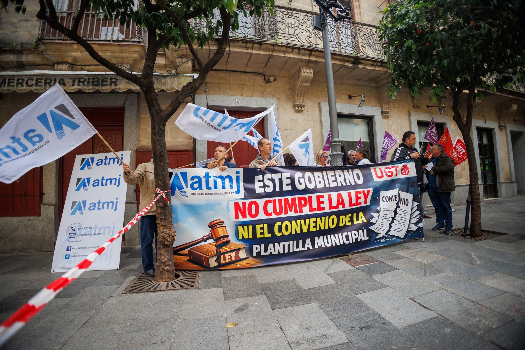 Un momento de la concentración de trabajadores ante el Ayuntamiento de Jerez.
