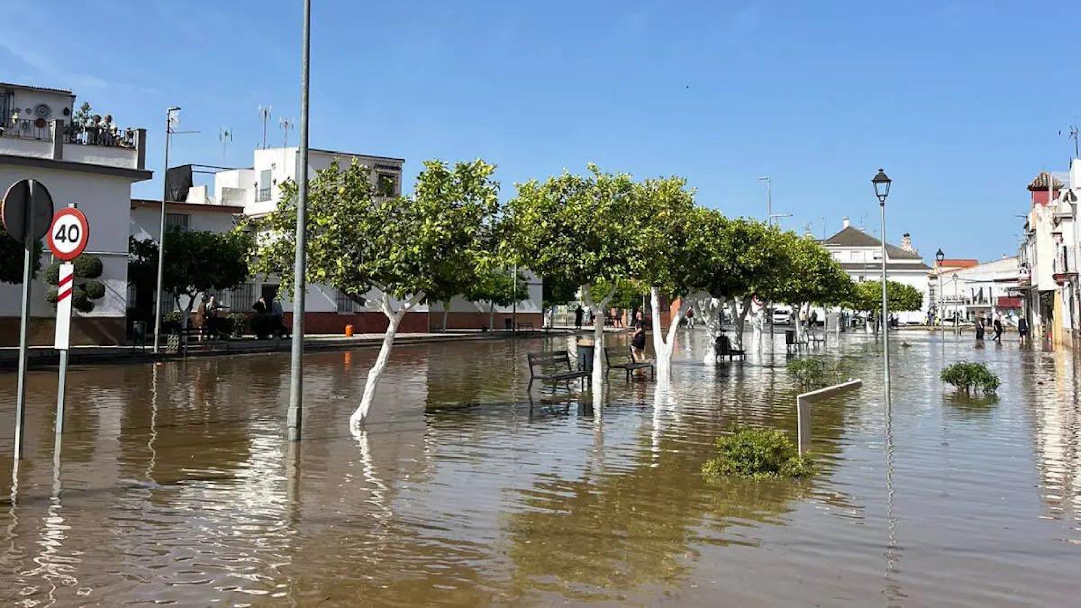 Calles de Tocina inundadas por la rotura de la tubería, que ya ha sido arreglada. Calles de Tocina inundadas por la rotura de la tubería, que ya ha sido arreglada.