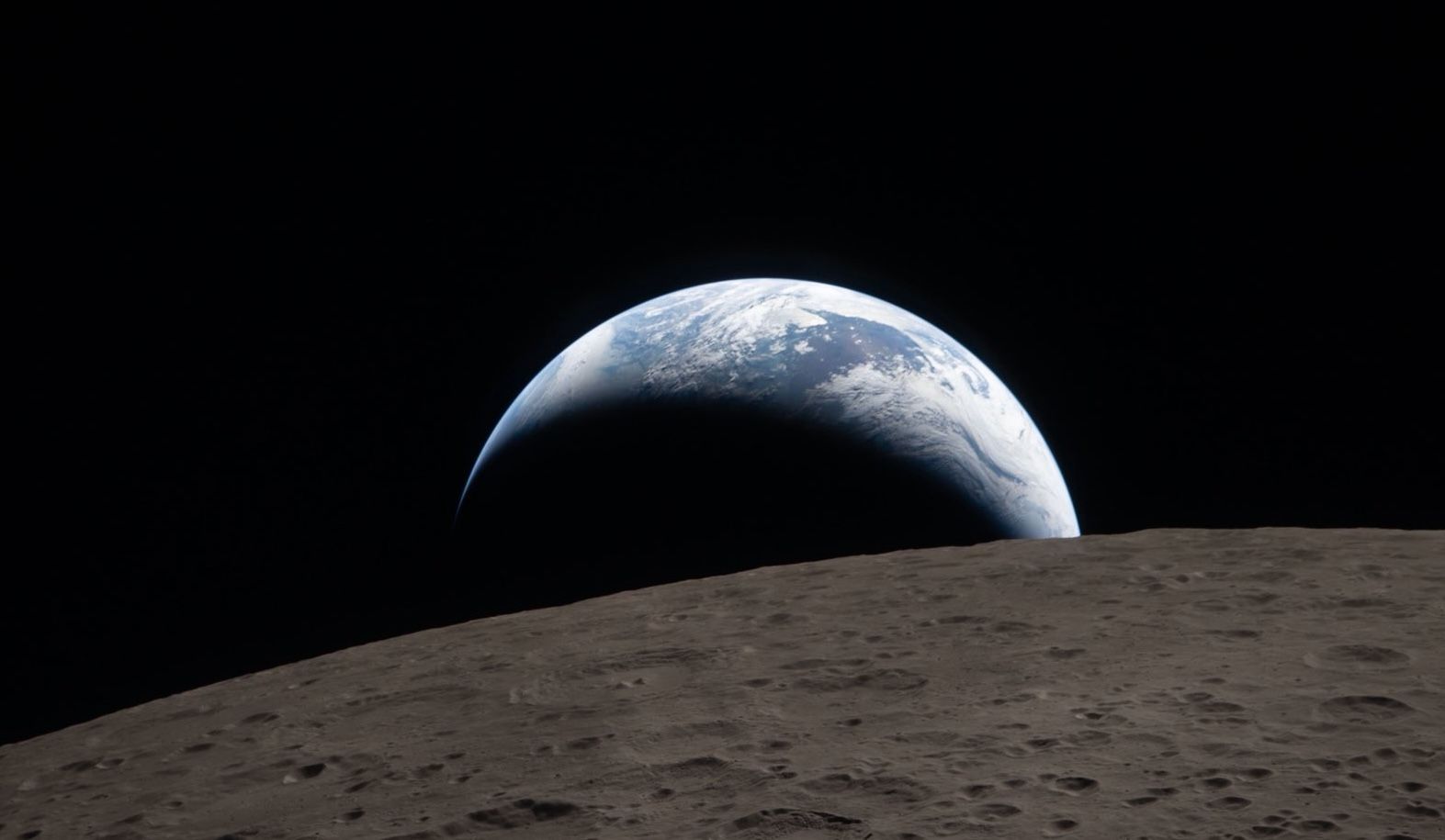La Tierra, vista desde la cara oculta de la Luna.