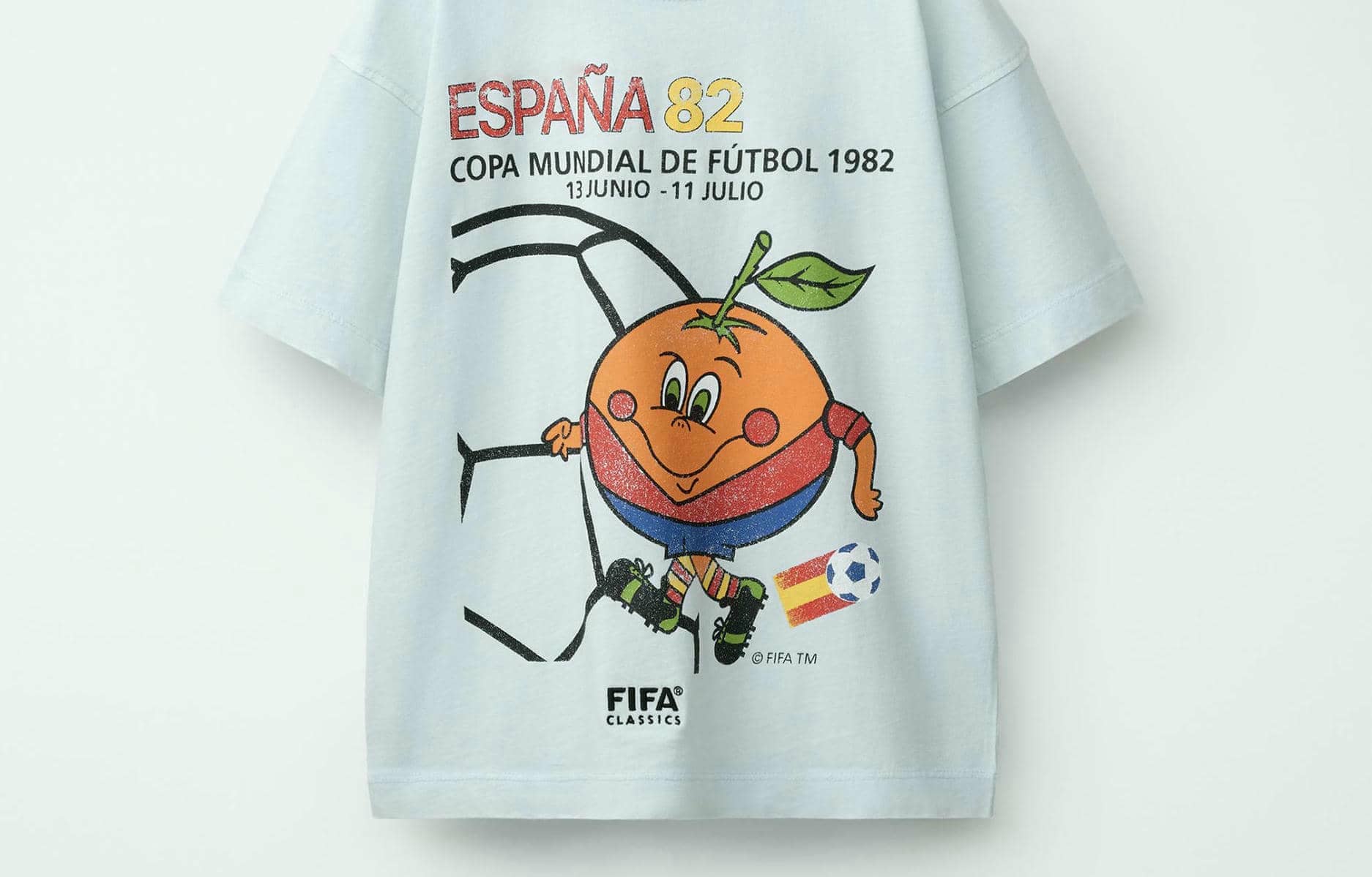 Camiseta retro de Zara con el logo del Mundial de fútbol del 82. 