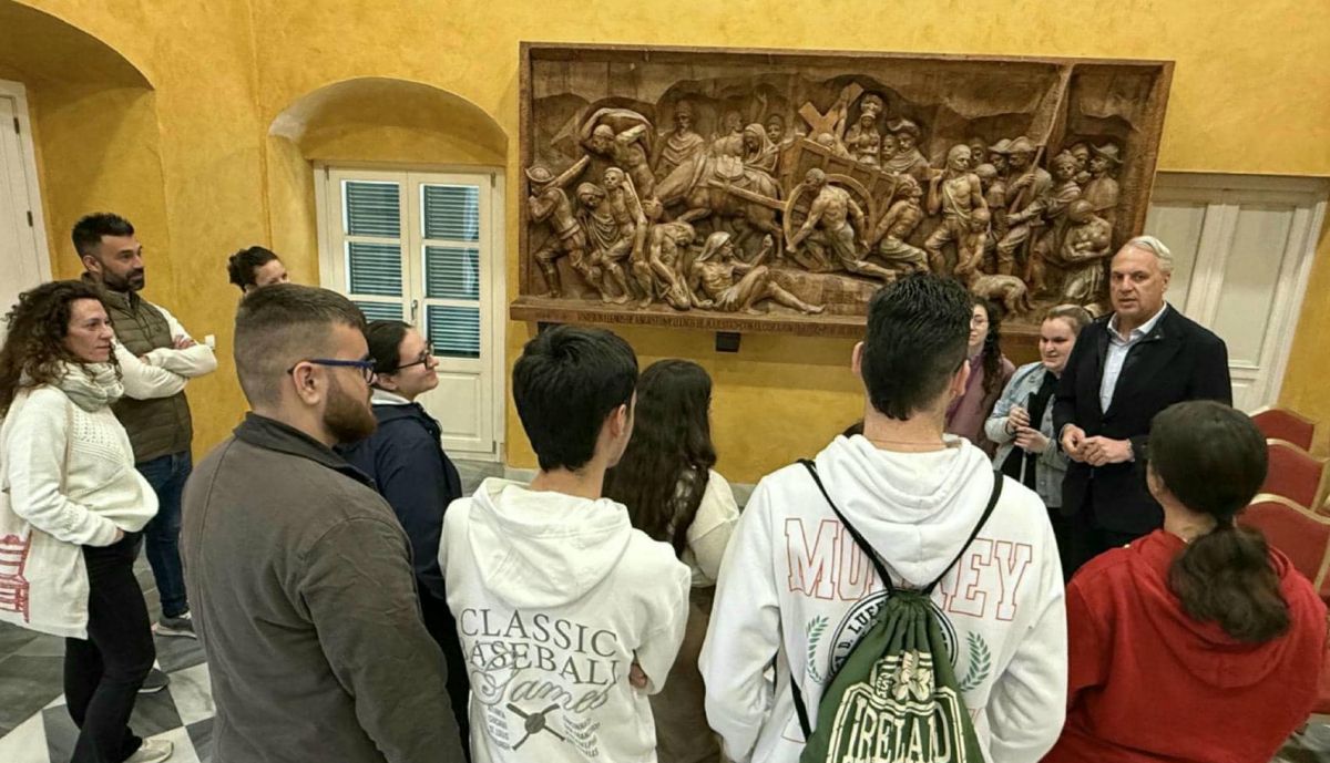 Explicación de la estudiante Blanca a sus compañeros en San Roque.