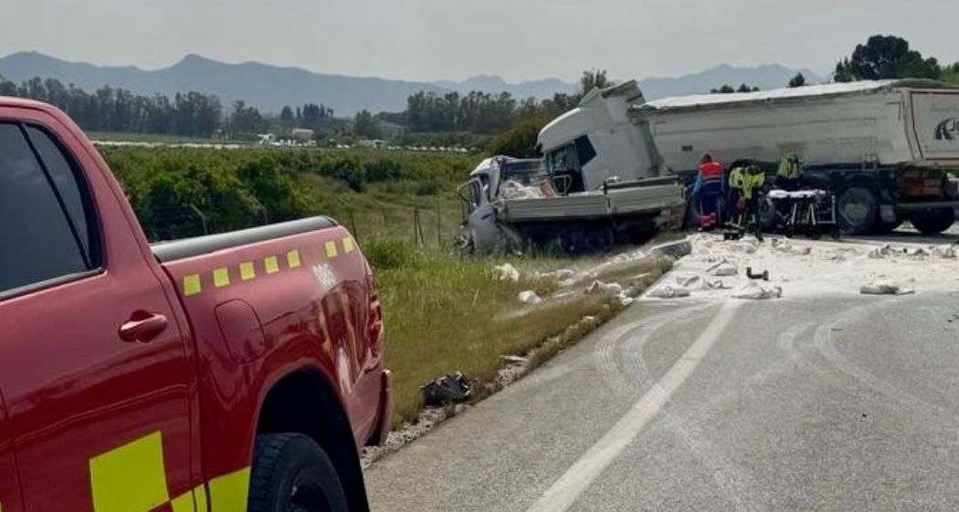 El camión, tras el choque con la furgoneta en Coín.