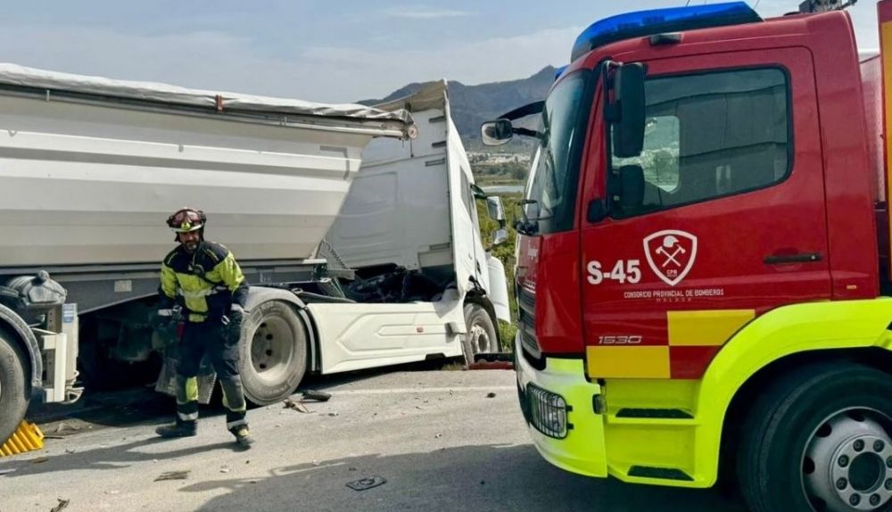 Bomberos auxilian a los conductores.