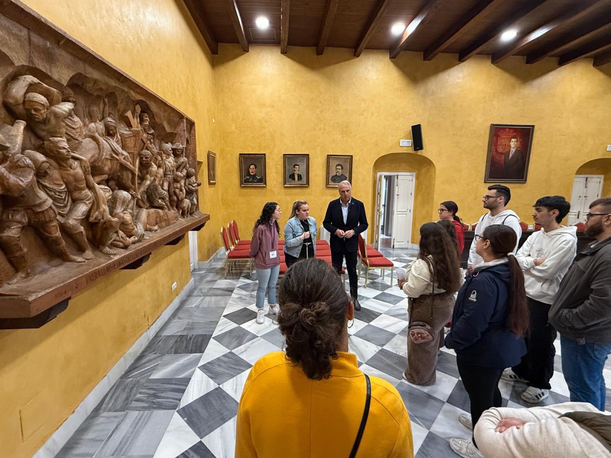 La joven estudiante sanroqueña Blanca Espinosa, con una notable discapacidad visual, ofreció una explicación del emblemático friso 'El Éxodo' de Ortega Bru.