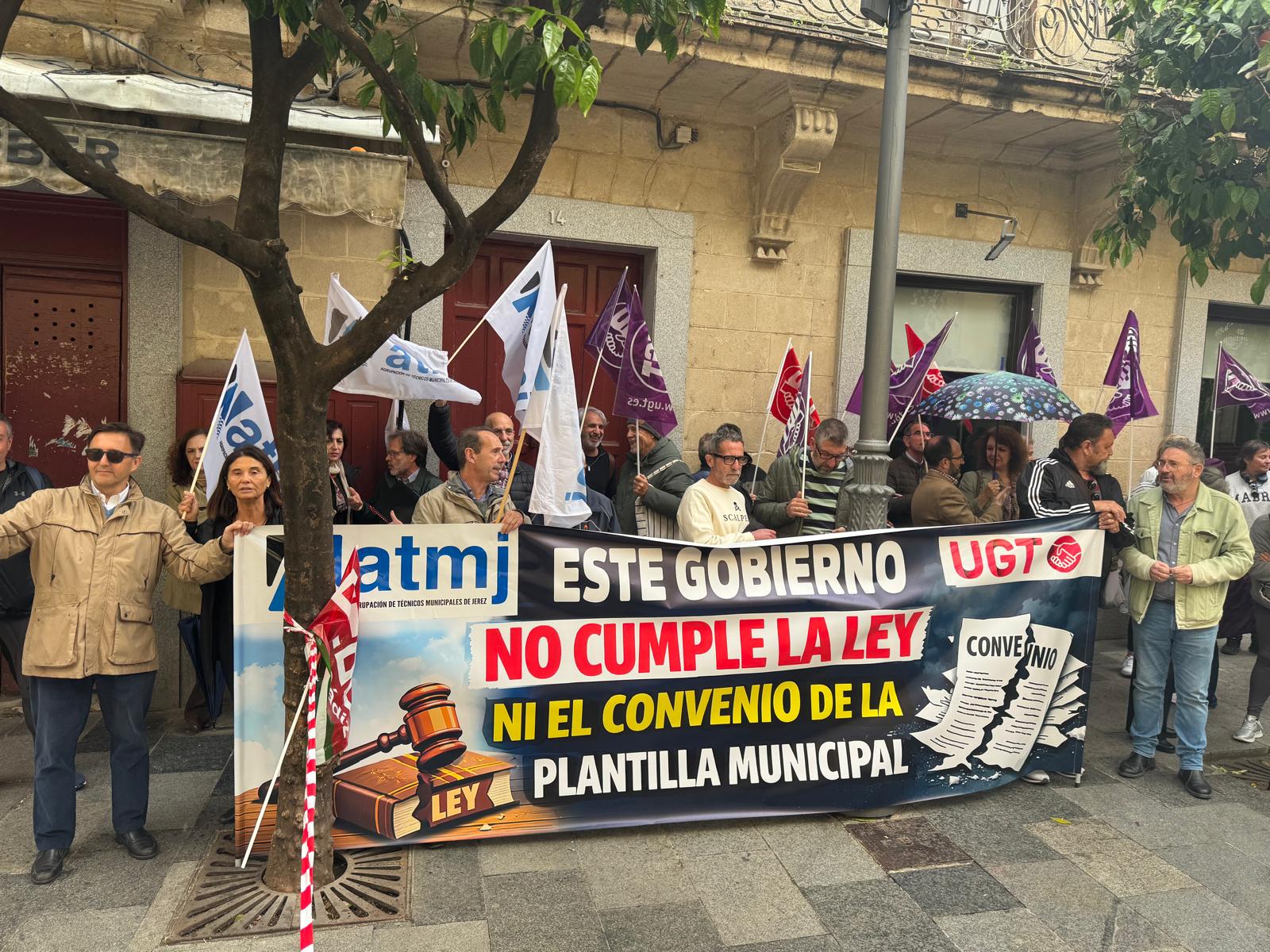 Un momento de las protestas en el Ayuntamiento por parte de la plantilla.
