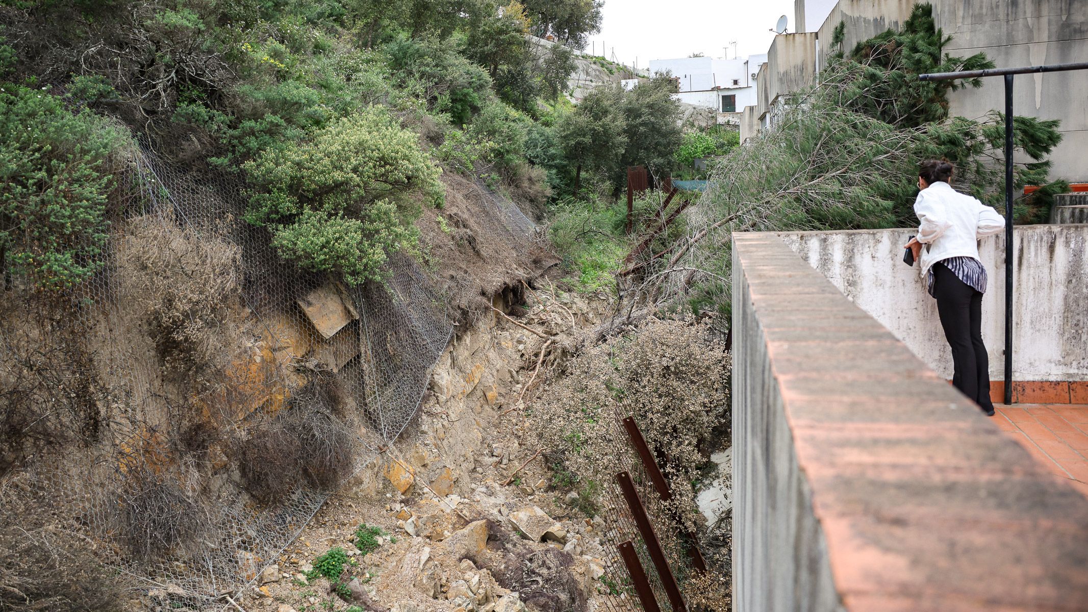 La ladera que hay a pocos metros de las primeras casas de la urbanización Olivar del Santo, de Alcalá de los Gazules. La ladera que hay a pocos metros de las primeras casas de la urbanización Olivar del Santo, de Alcalá de los Gazules.