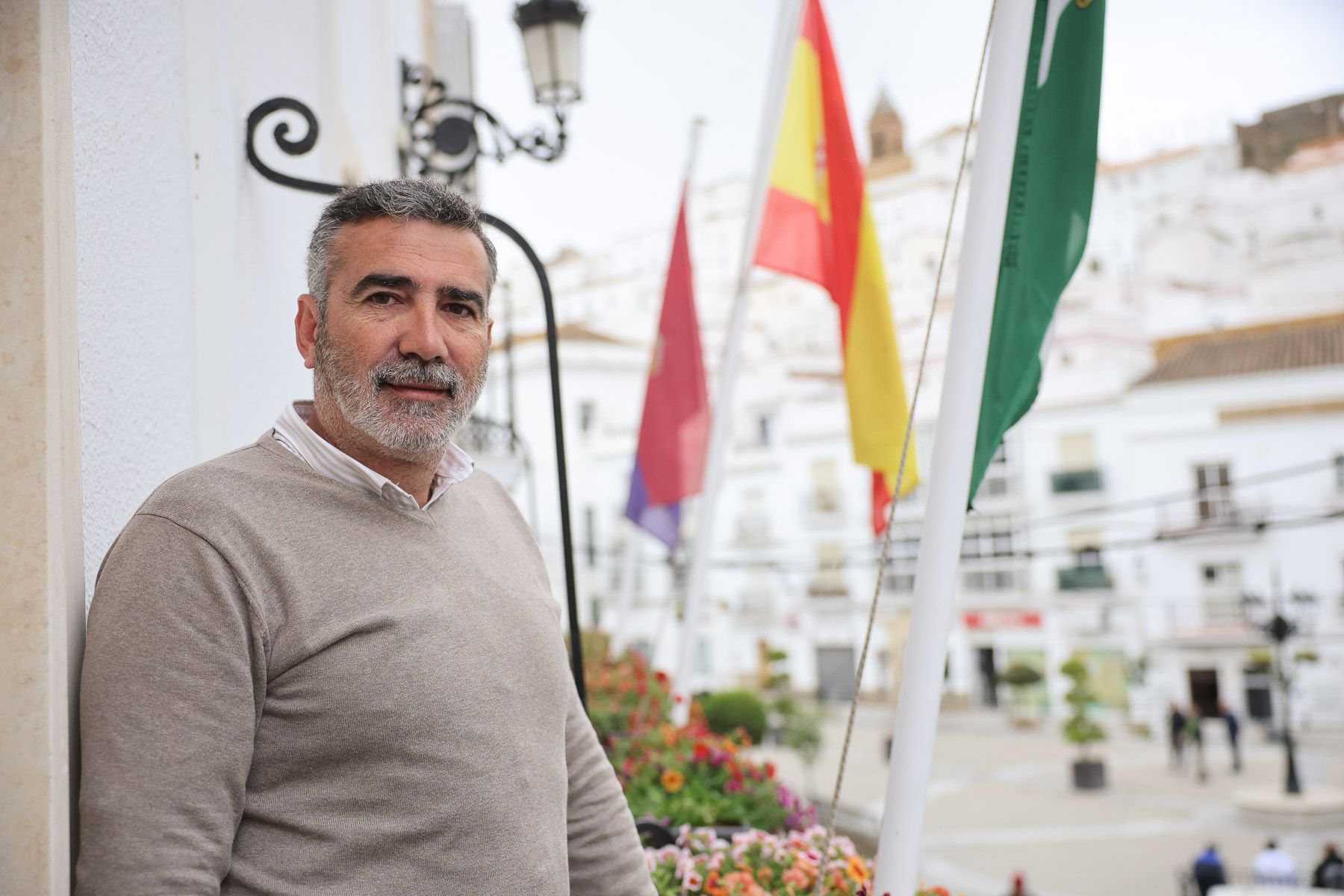Javier Pizarro, alcalde de Alcalá de los Gazules, en la terraza de su despacho de Alcaldía.