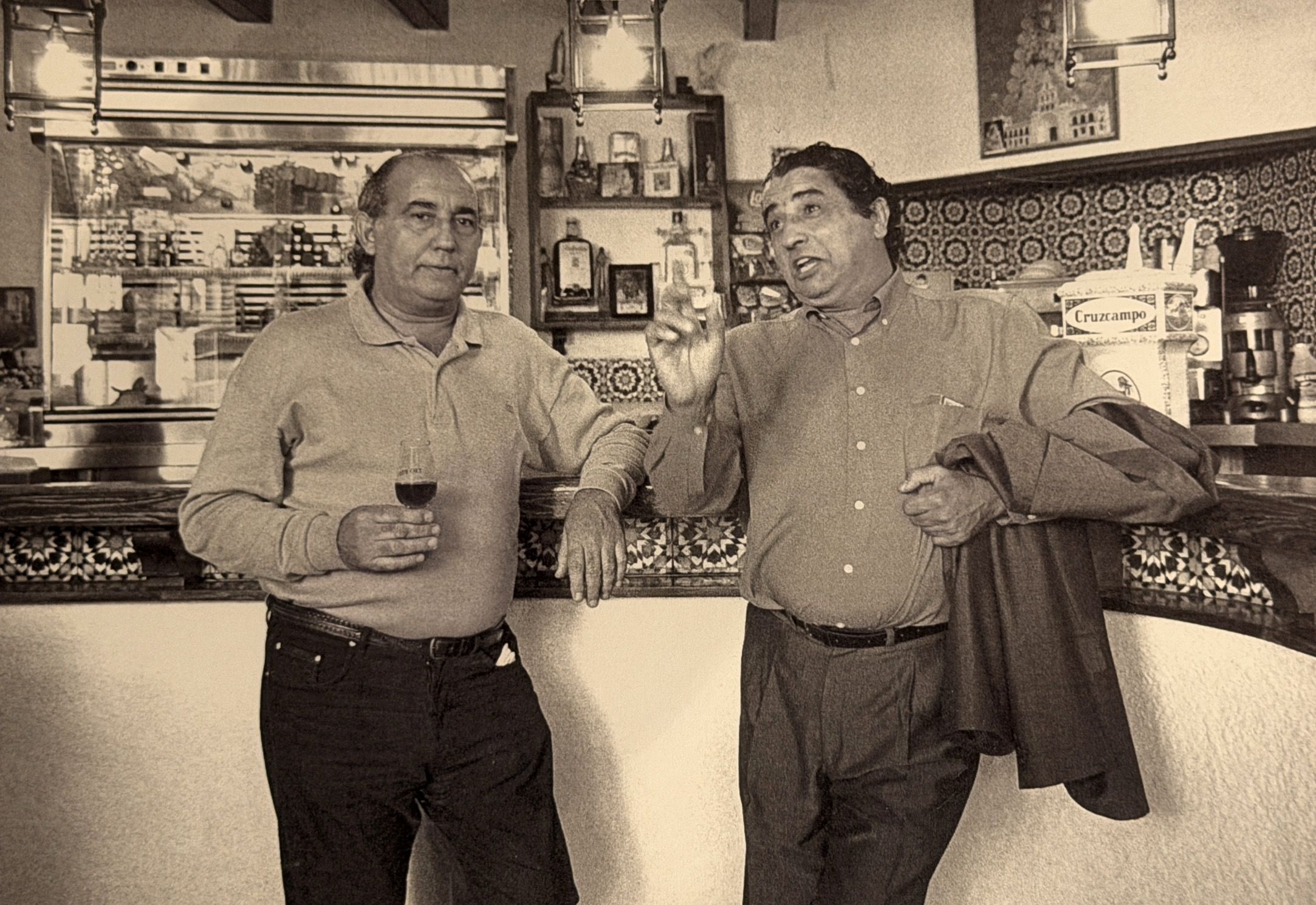 Curro de la Morena, junto a su hermano Fernando, en el mítico Bar Arco de Santiago de Jerez