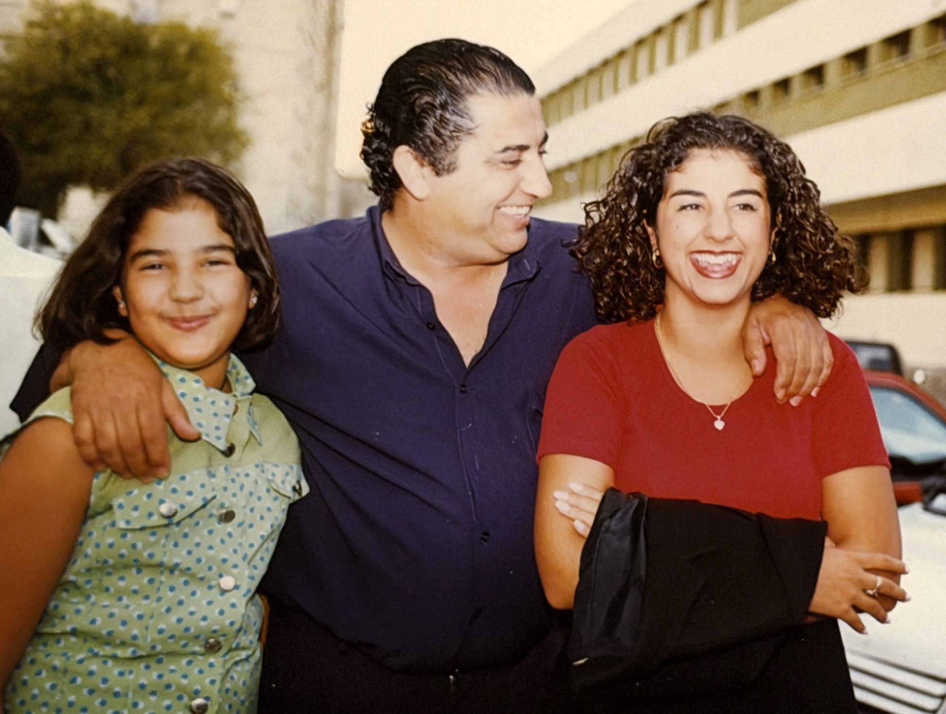 Curro de la Morena junto a sus hijas Carmen y Luisa