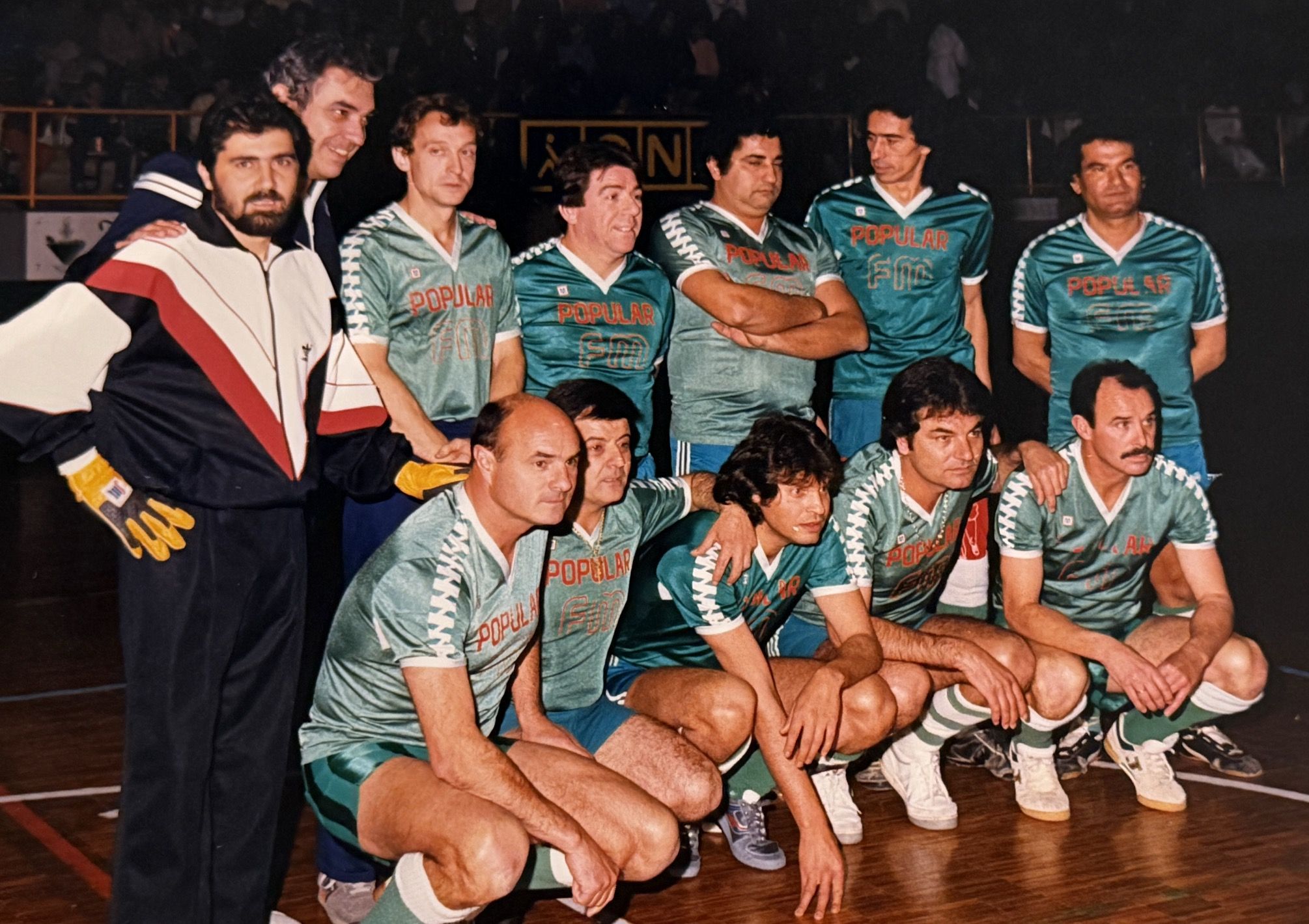 Curro de la Morena, junto a José Mercé, El Carbonero, El Nano de Jerez, Jose Vargas El Mono, Capullo de Jerez y Manolo Doña, entre otros, en un partido benefico.