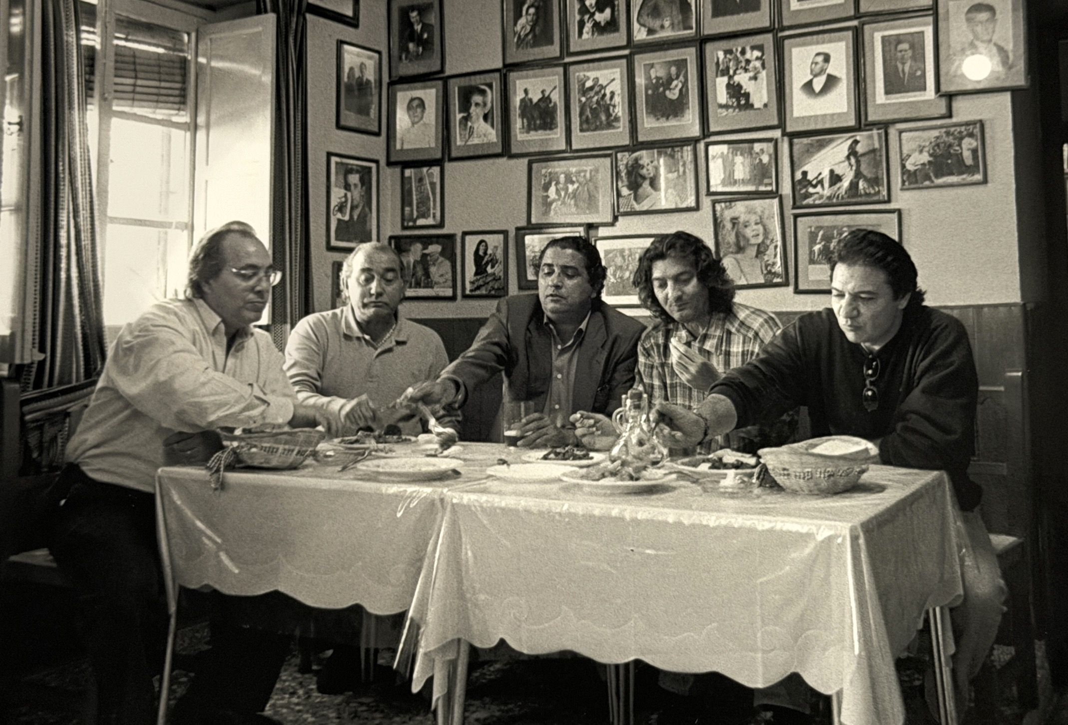 Curro de la Morena, junto a su hermano Fernando, Moraíto Chico, Chicharito y Gregorio Fernández en el Bar Volapié