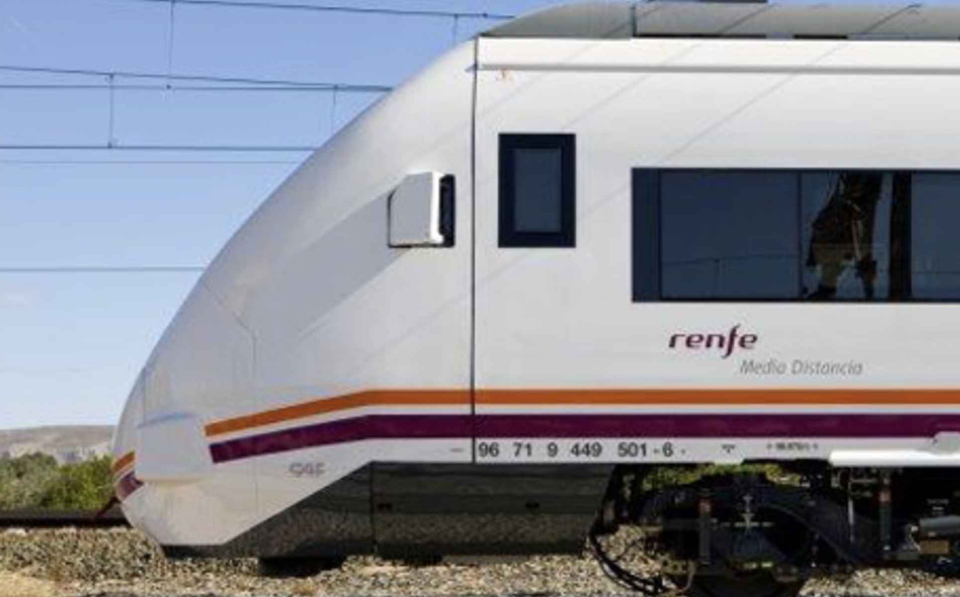 Un tren de Media Distancia de Renfe. Un tren de Media Distancia de Renfe.
