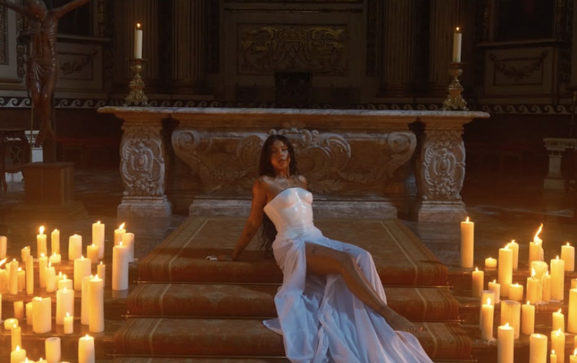 Abogados Cristianos denuncia a Tokischa por posar en tanga en una iglesia vasca. Abogados Cristianos denuncia a Tokischa por posar en tanga en una iglesia vasca.