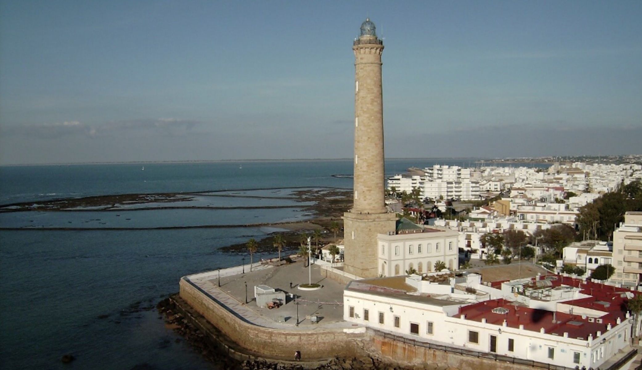 El faro de Chipiona, temporalmente cerrado por un nido de halcones.