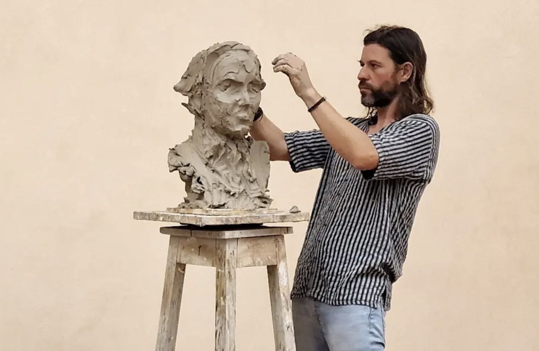 Martín Lagares, durante el proceso de creación de una escultura.