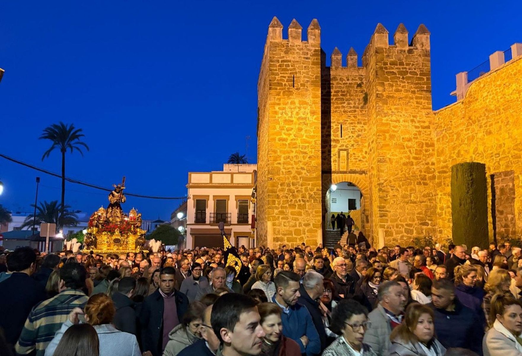 Viernes Santo con Jesús Nazareno a su paso por el Arco de la Rosa, parte de la muralla histórica de Marchena. Viernes Santo con Jesús Nazareno a su paso por el Arco de la Rosa, parte de la muralla histórica de Marchena.