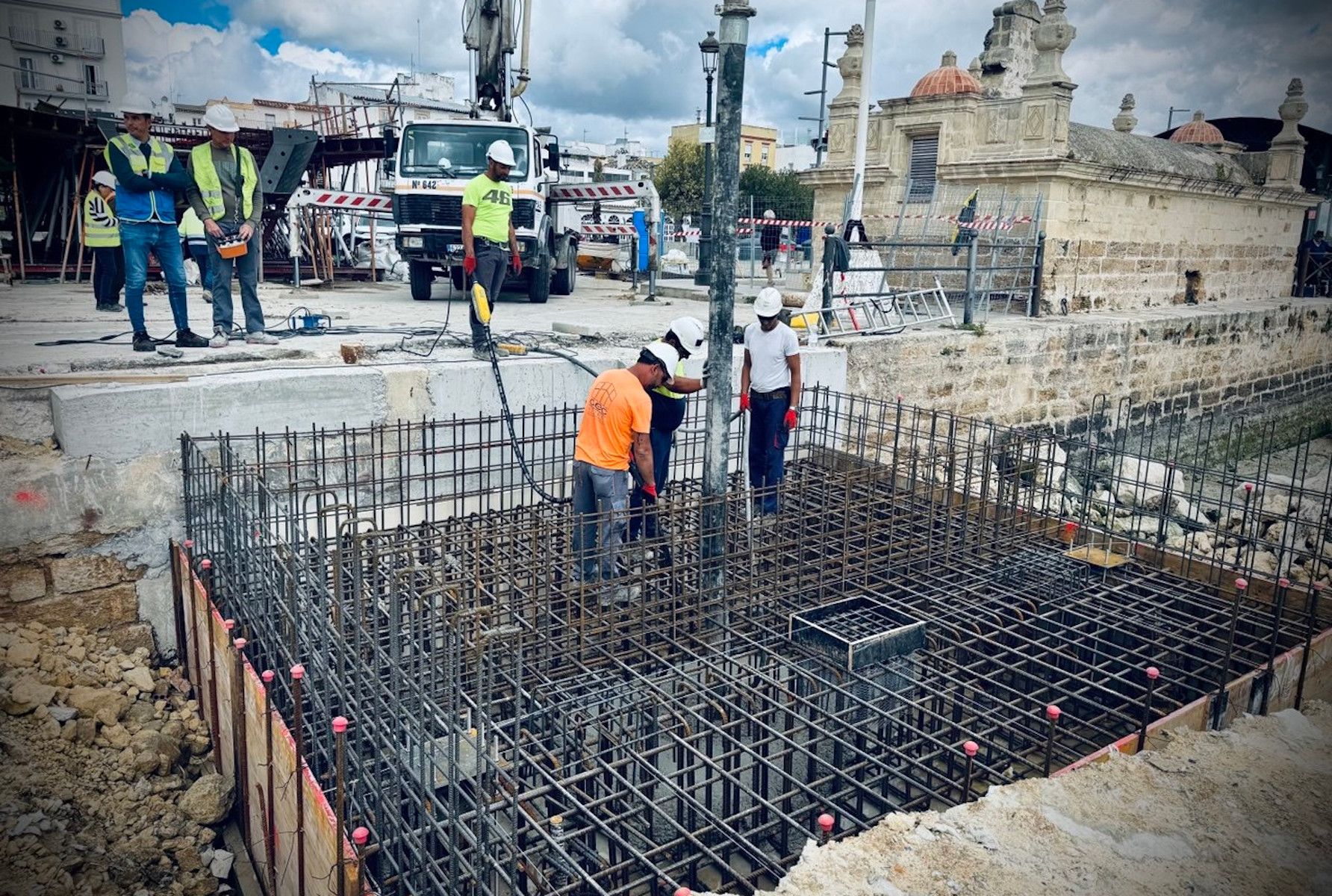 Obras de la nueva pasarela sobre el río Guadalete en El Puerto.
