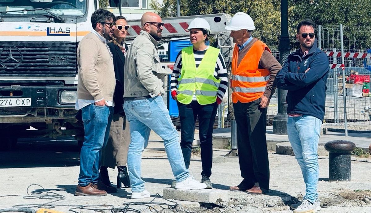 El alcalde supervisa las obras de la nueva pasarela en El Puerto.
