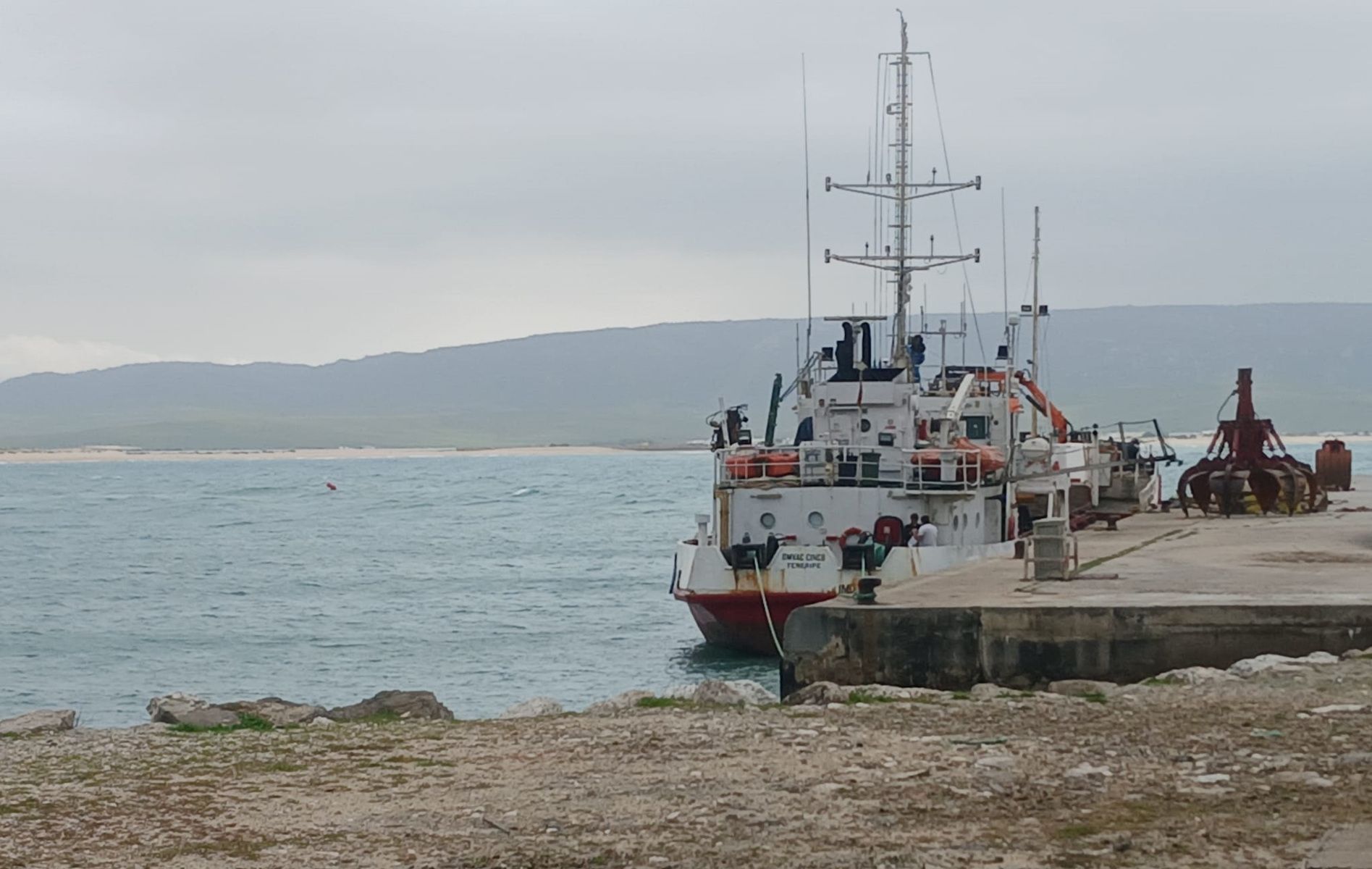 Intervención de emergencia en el puerto de Barbate.