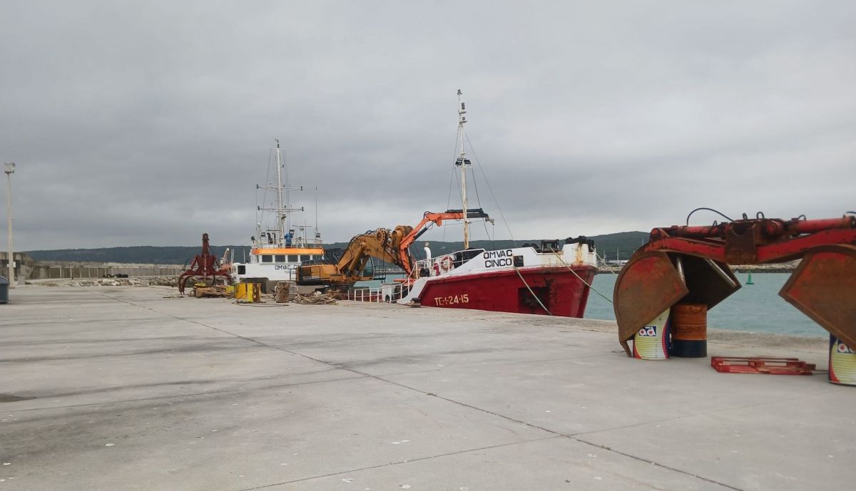 Trabajos en el puerto de Barbate.