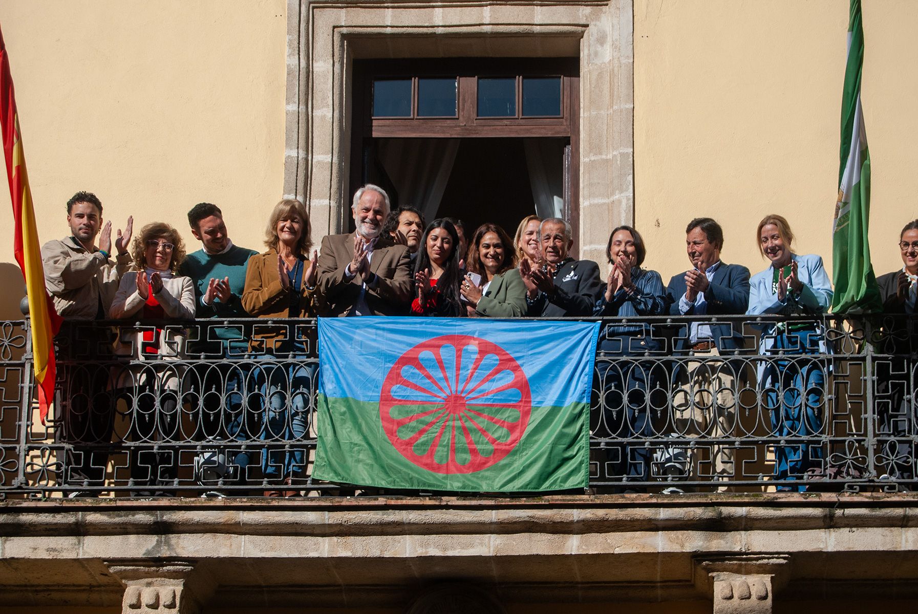Colocación de la bandera del pueblo gitano en la fachada del Ayuntamiento de Jerez. Colocación de la bandera del pueblo gitano en la fachada del Ayuntamiento de Jerez.