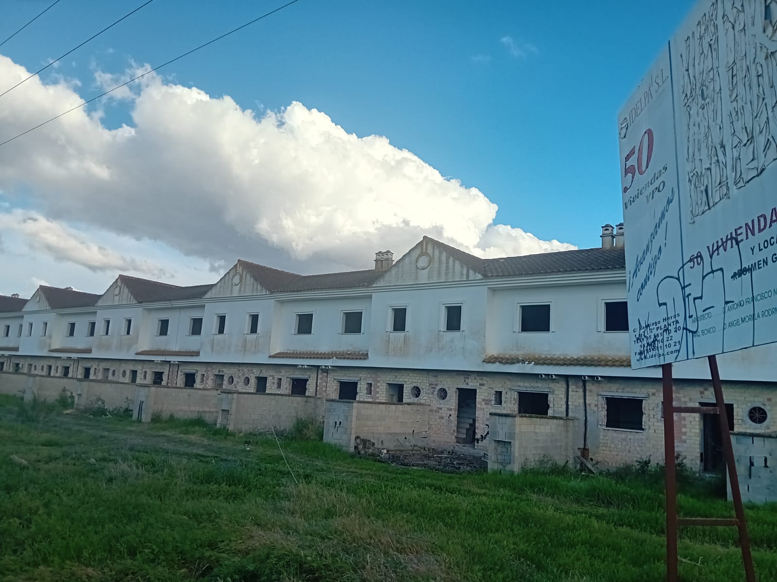 Aspecto que muestran las viviendas de Chapatales que, después de cinco lustros, se restaurarán para su venta.