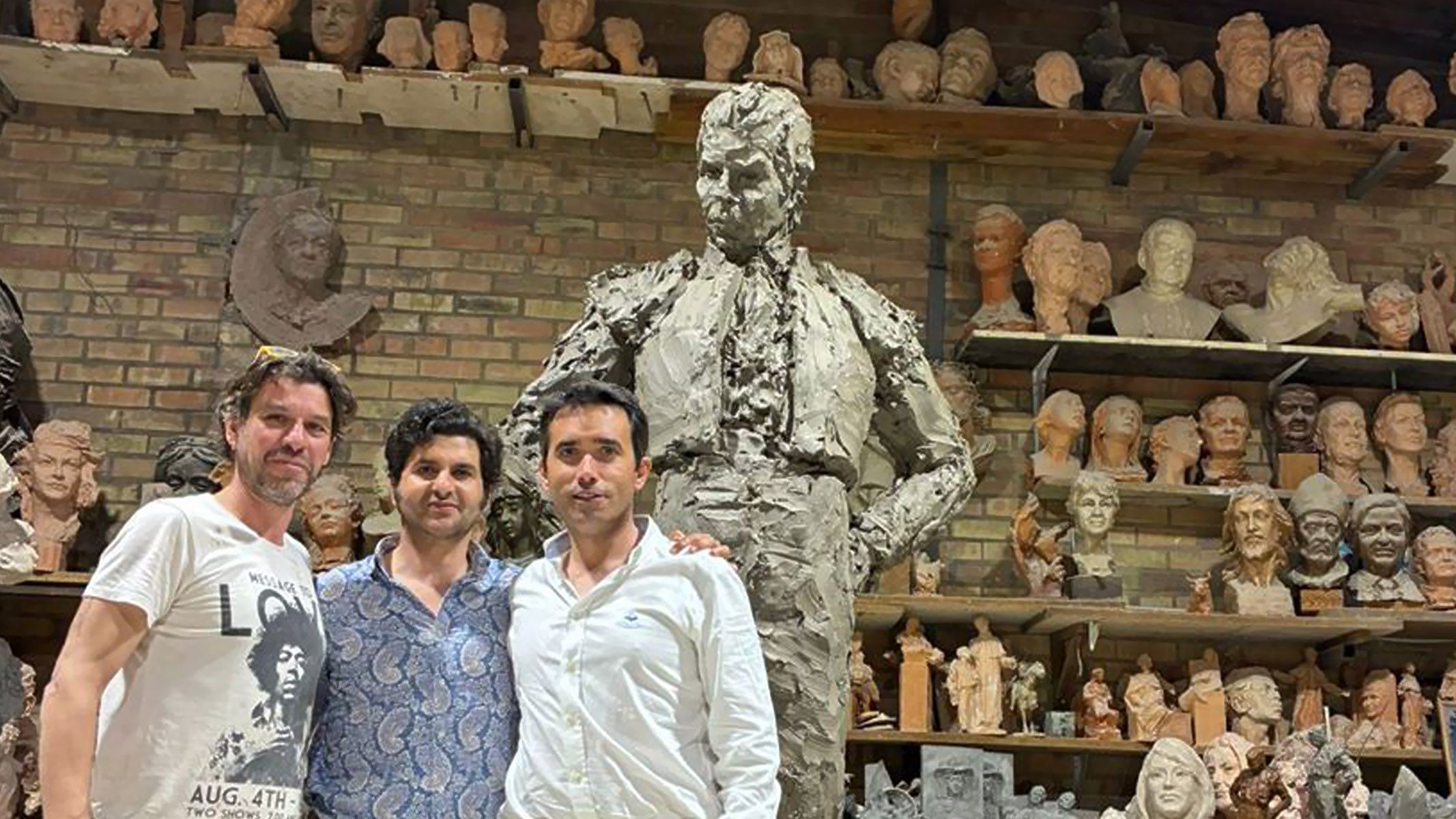 La escultura a Rafael de Paula, cuando acudió Morante de la Puebla a verla junto a  Martín Lagares.