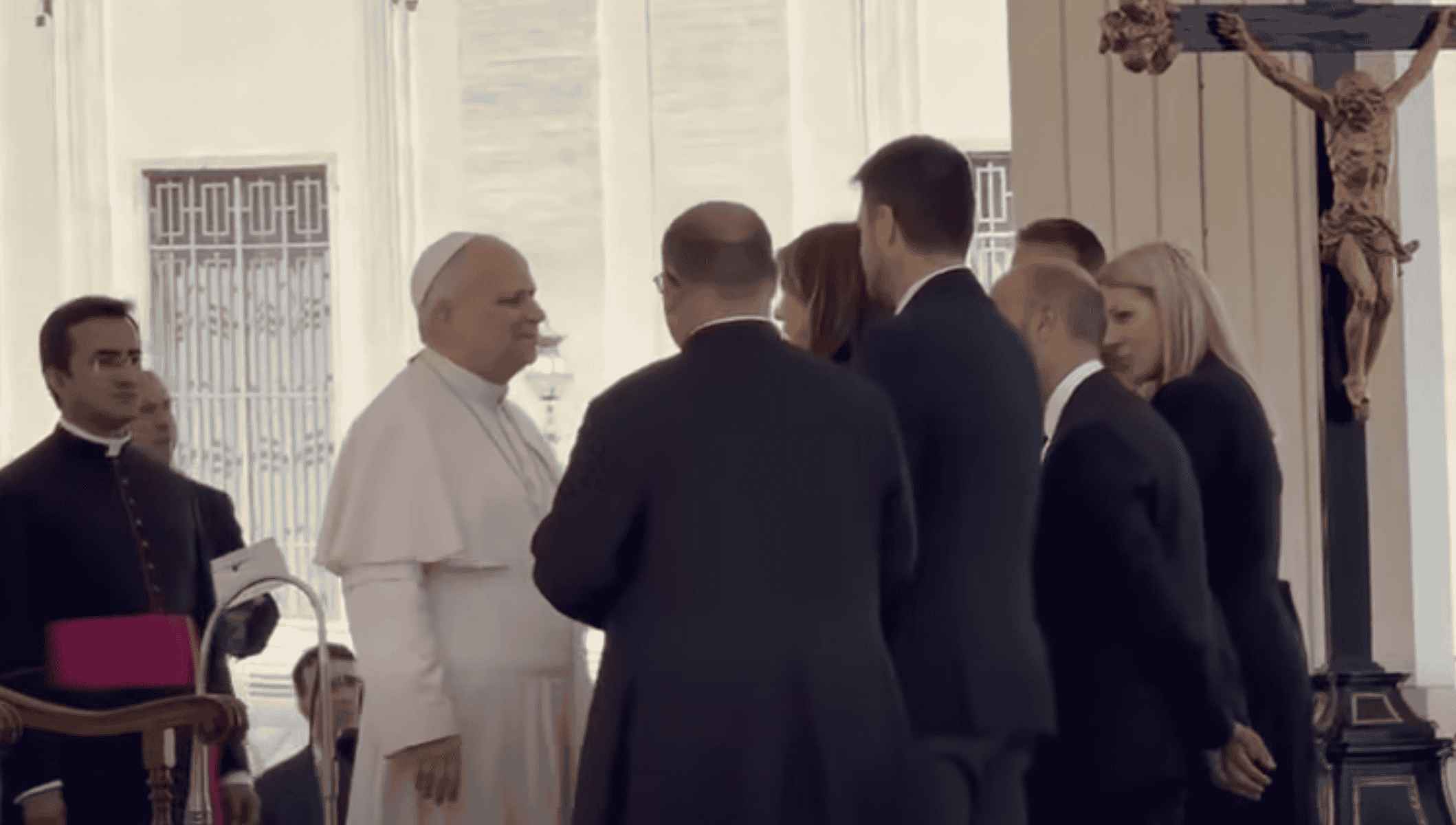 Un momento de la recepción del Papa al alcalde de Grazalema y a la alcaldesa de Ronda.