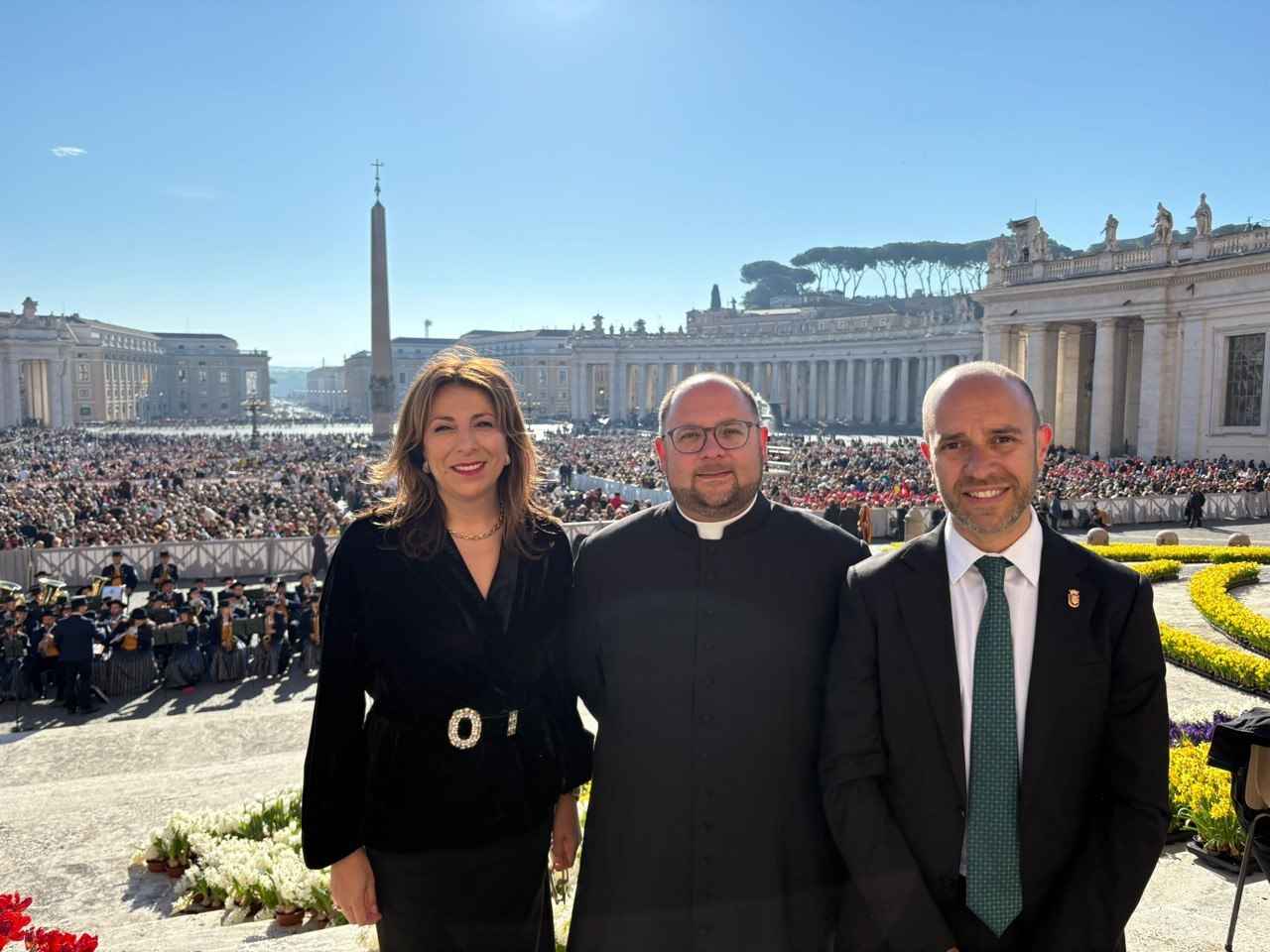 Mari Paz Fernández, alcaldesa de Ronda, Luis Carlos Vilches, párroco de Grazalema y Carlos Javier Garcia, alcalde del municipio gaditano, antes de ser recibidos por el Papa. Mari Paz Fernández, alcaldesa de Ronda, Luis Carlos Vilches, párroco de Grazalema y Carlos Javier Garcia, alcalde del municipio gaditano, antes de ser recibidos por el Papa.
