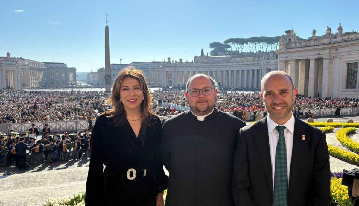 Mari Paz Fernández, alcaldesa de Ronda, Luis Carlos Vilches, párroco de Grazalema y Carlos Javier Garcia, alcalde del municipio gaditano, antes de ser recibidos por el Papa. 