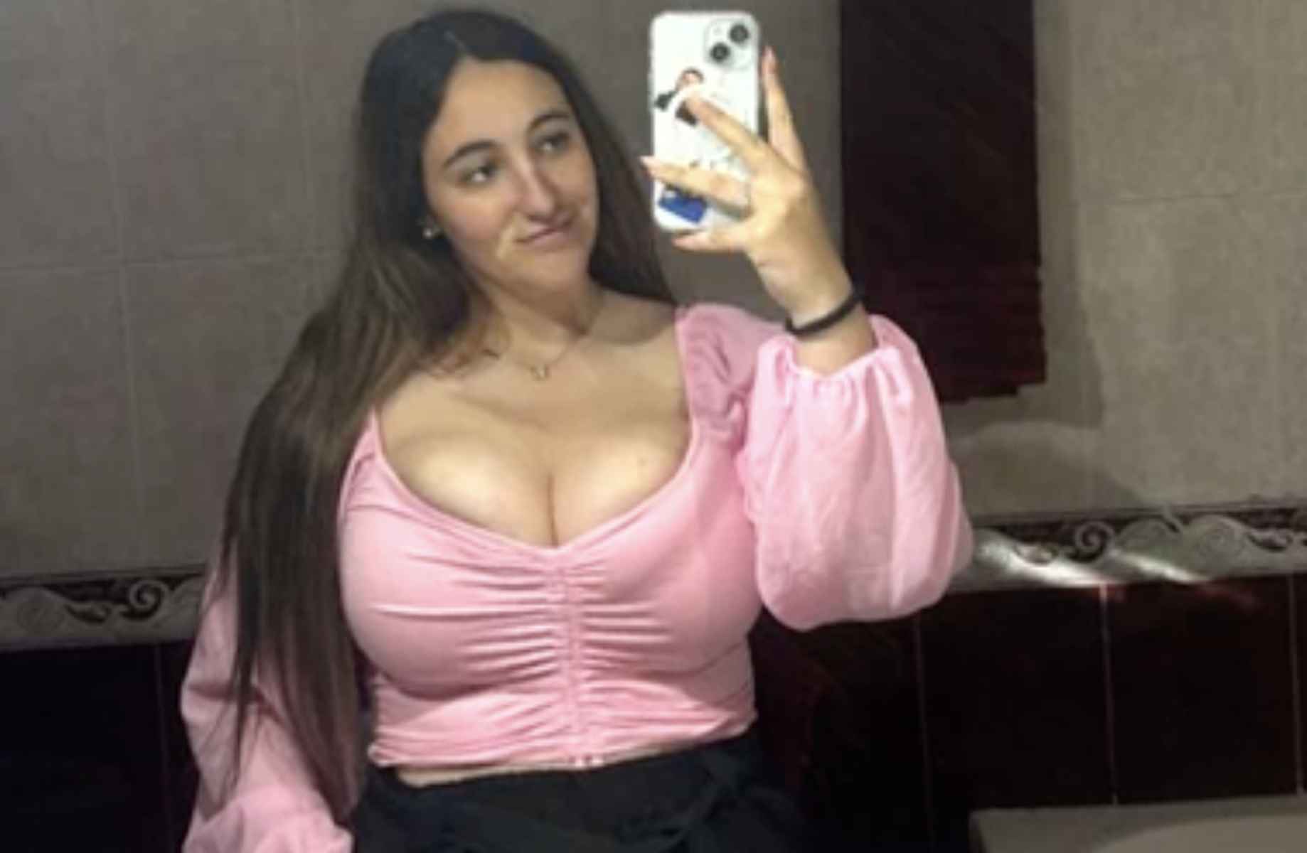 Noelia, la joven que lleva años sufriendo un calvario por el tamaño de su pecho