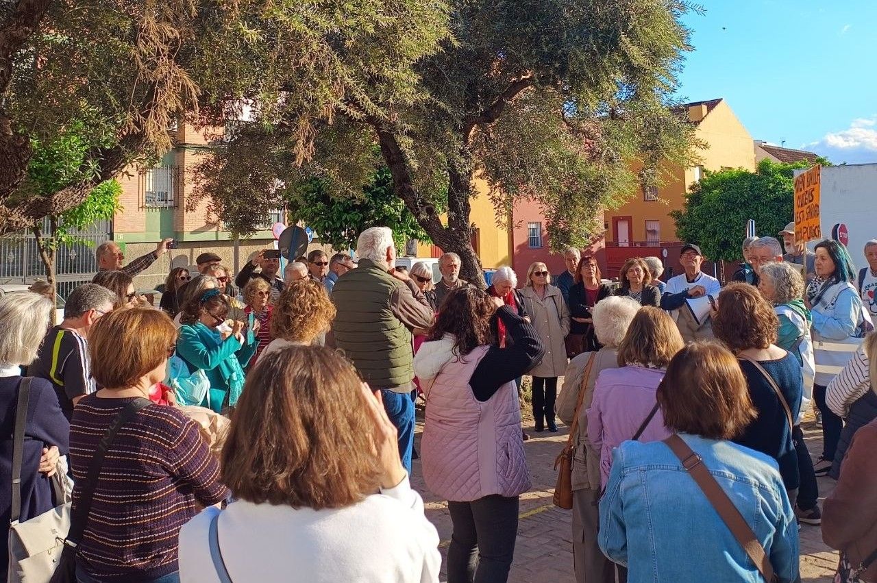 Las personas que se quedaron sin poder ver el documental en Mairena. Las personas que se quedaron sin poder ver el documental en Mairena.