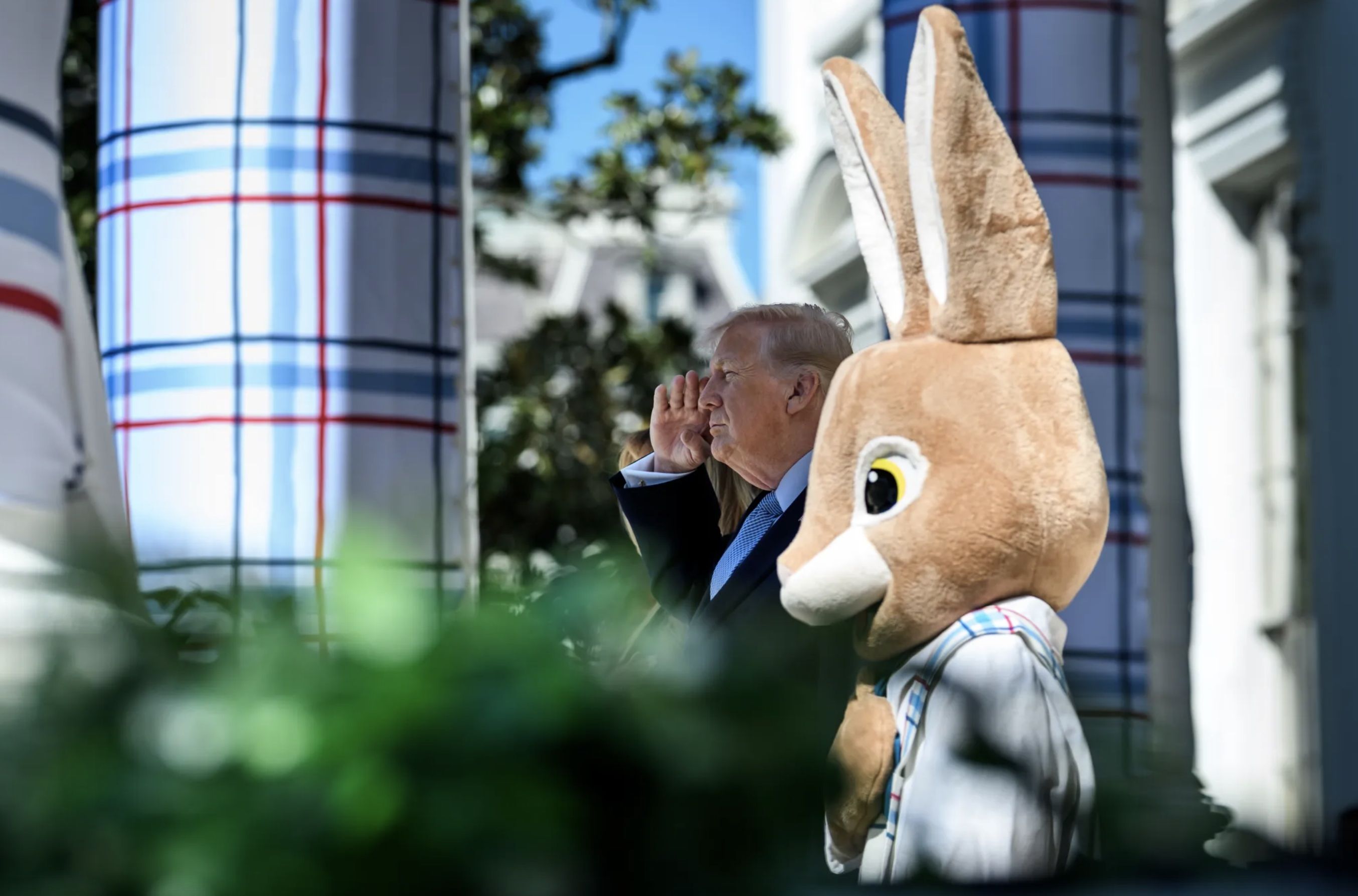 Donald Trump, en la Casa Blanca esta semana con un conejo de Pascua.
