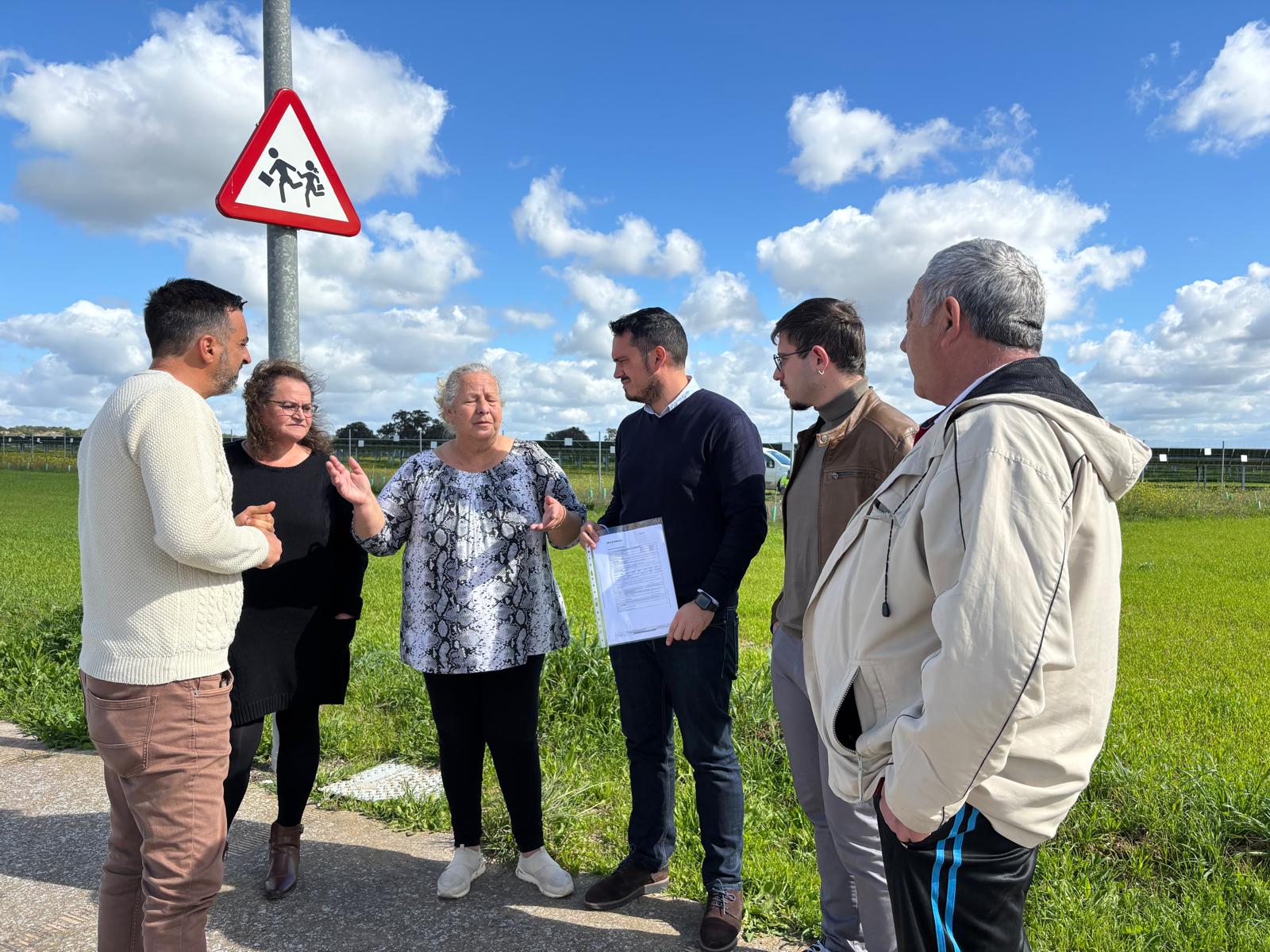 Dirigentes del PSOE de Jerez con vecinos de La Guareña.