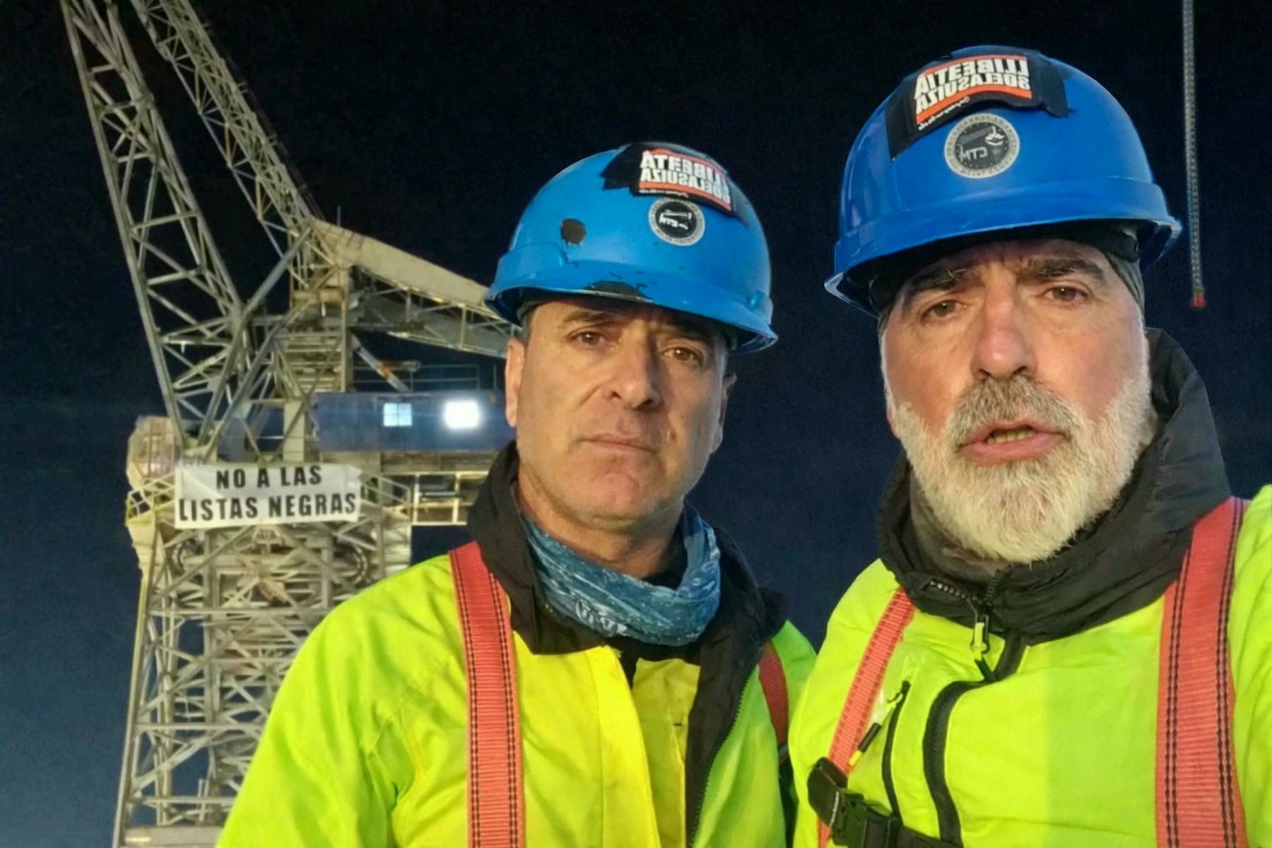 Manuel Balber y Jesús Galván, en una grúa de Navantia. Manuel Balber y Jesús Galván, en una grúa de Navantia.