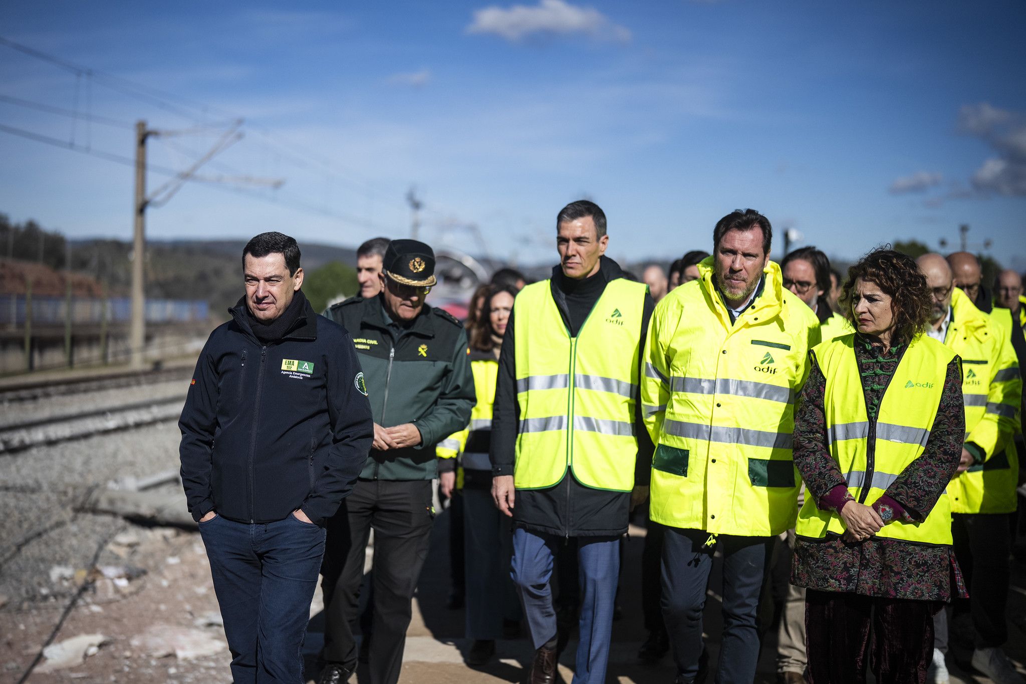 El presidente de la Junta, Juanma Moreno, en la 'zona cero' de Adamuz con el presidente del Gobierno Pedro Sánchez, el ministro Óscar Puente y la entonces vicepresidenta María Jesús Montero. El presidente de la Junta, Juanma Moreno, en la 'zona cero' de Adamuz con el presidente del Gobierno Pedro Sánchez, el ministro Óscar Puente y la entonces vicepresidenta María Jesús Montero.