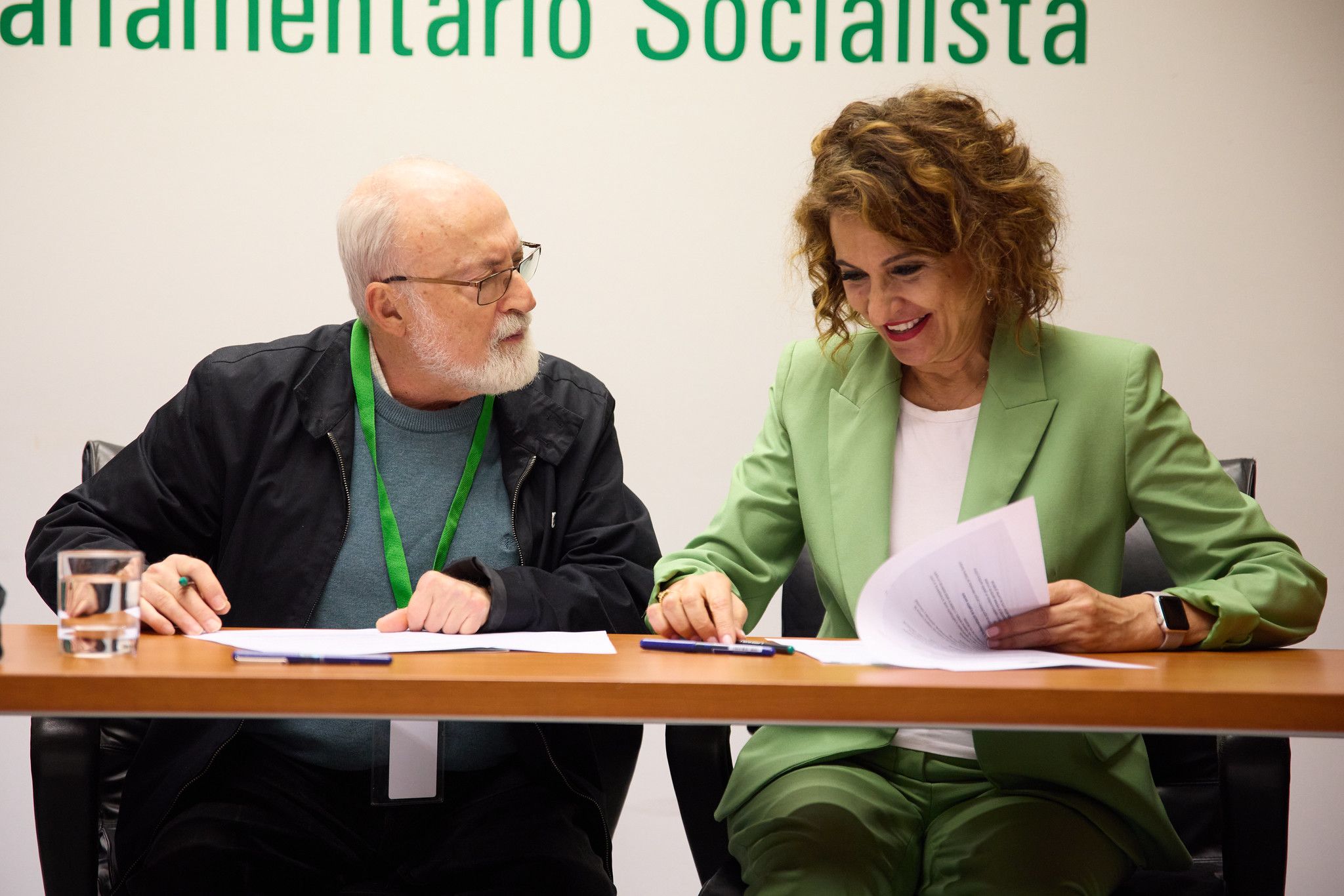 María Jesús Montero firmando un acuerdo sobre la sanidad.