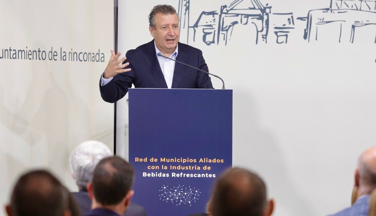 El alcalde de La Rinconada, Javier Fernández, durante su intervención.