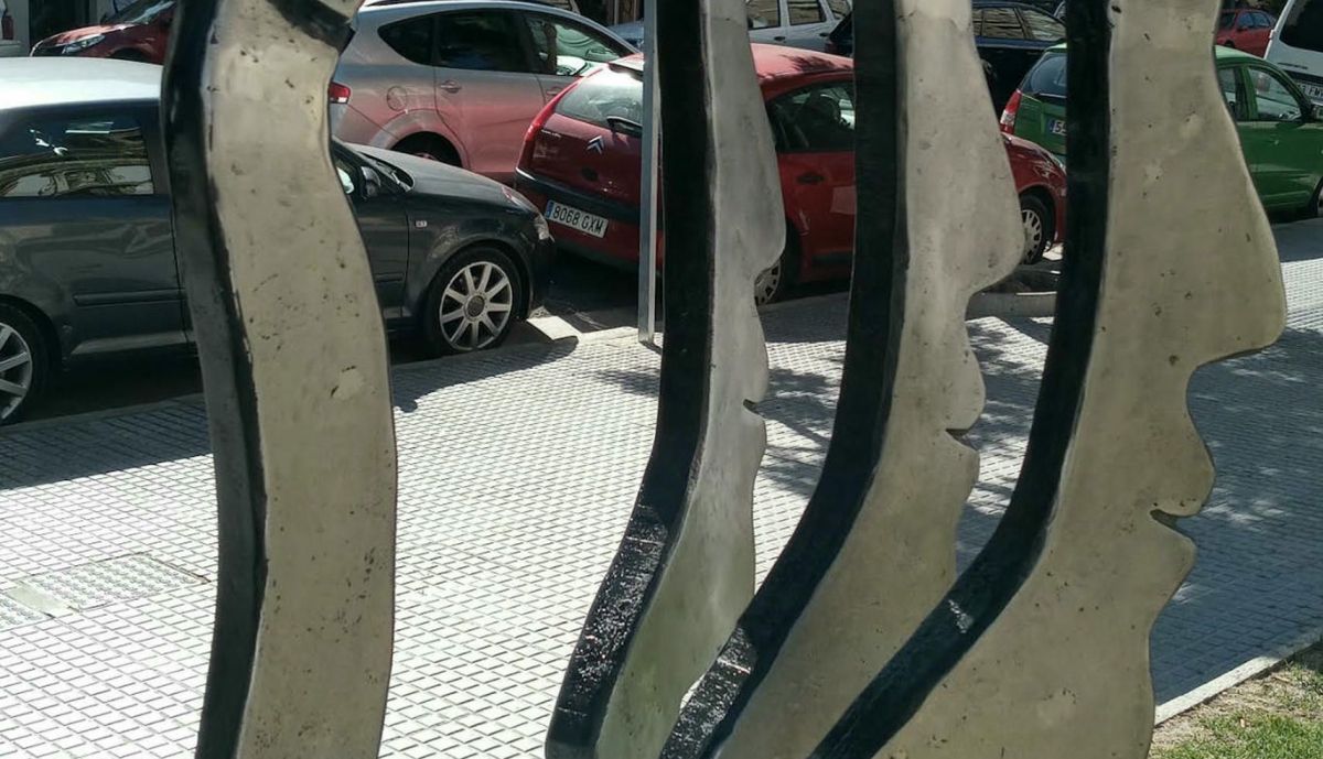 Cabezas y vacíos, vista ángulo lateral izquierdo.