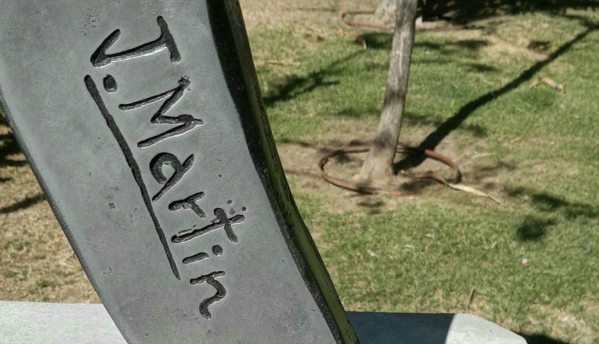 Detalle firma del autor en la obra Cabezas y vacíos.