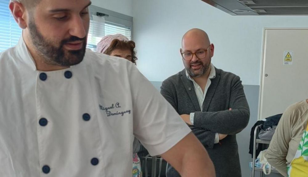 Miguel Ángel Domínguez, jefe de cocina de Sushitton en El Puerto, imparte un curso.